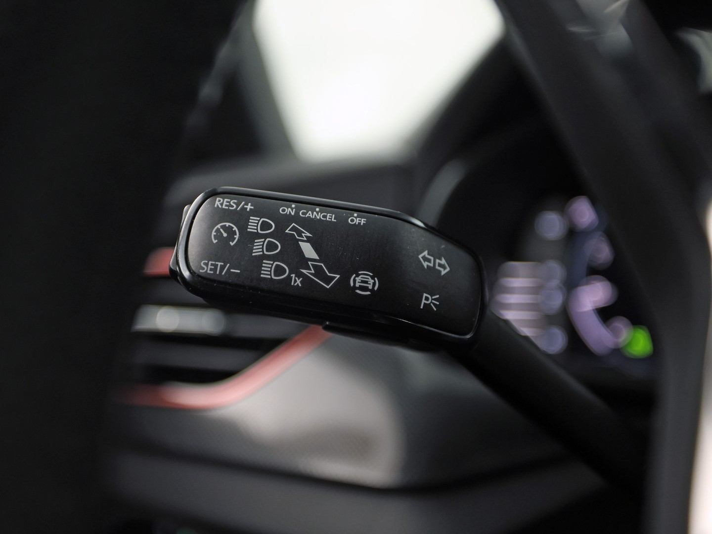 Škoda Kamiq 1.0 TSI Sport Automaat (KUIPSTOELEN, VIRTUAL COCKPIT, APPLE CARPLAY, GROOT NAVI, STOELVERWARMING, ADAPTIVE CRUISE, GETINT GLAS, ZWART HEMEL, NIEUWSTAAT)