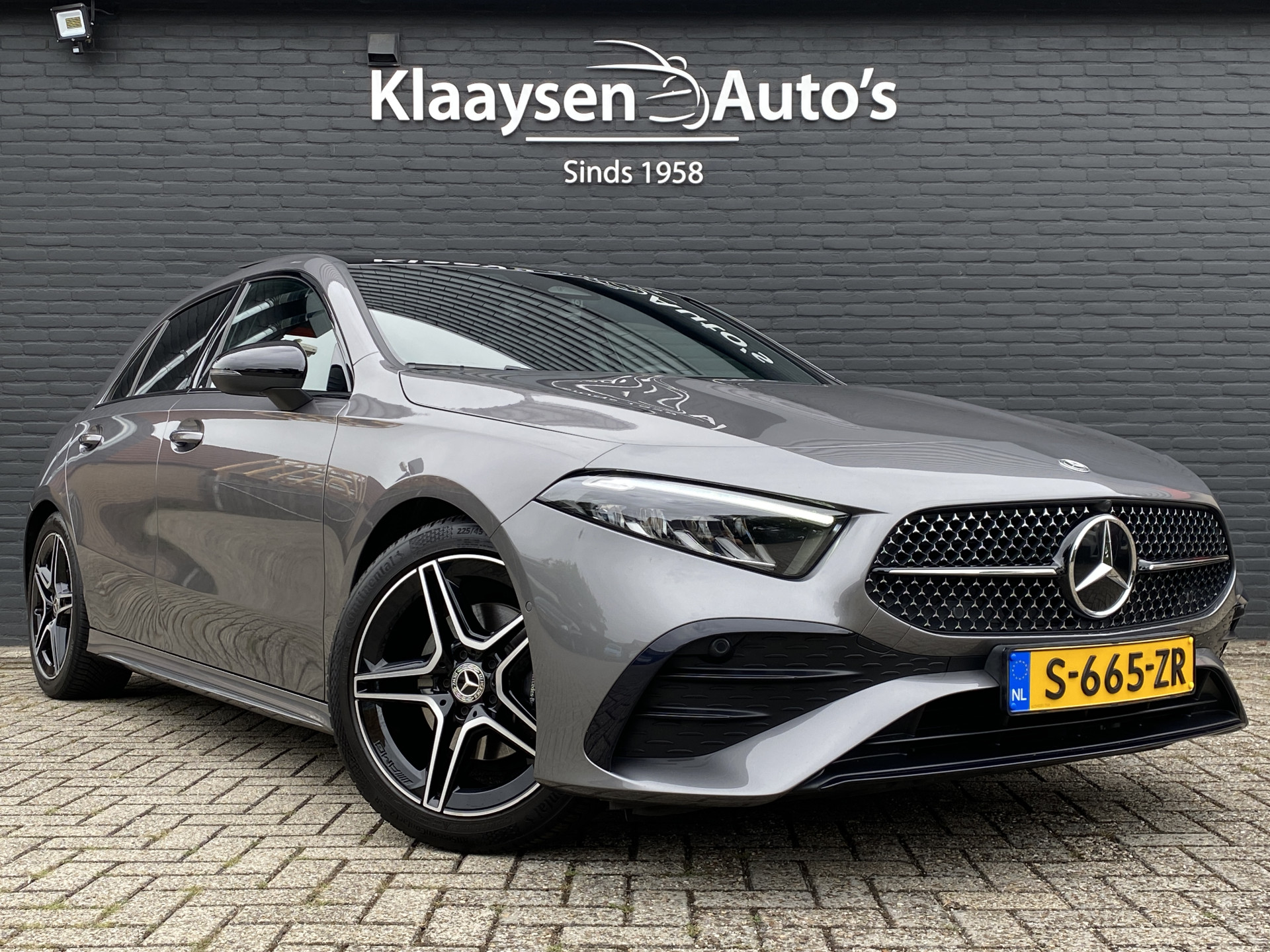 Mercedes-Benz A-klasse 180 AMG Line AUT. | 1e eigenaar | dealer onderh. | panoramadak | camera | night pakket | sfeerverlichting