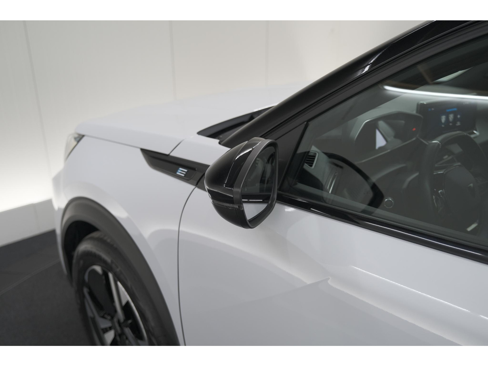 Peugeot e-2008 EV GT 50 kWh | 11 KW Laadfunctie | 360 Camera | Dodehoekdetectie | Apple Carplay