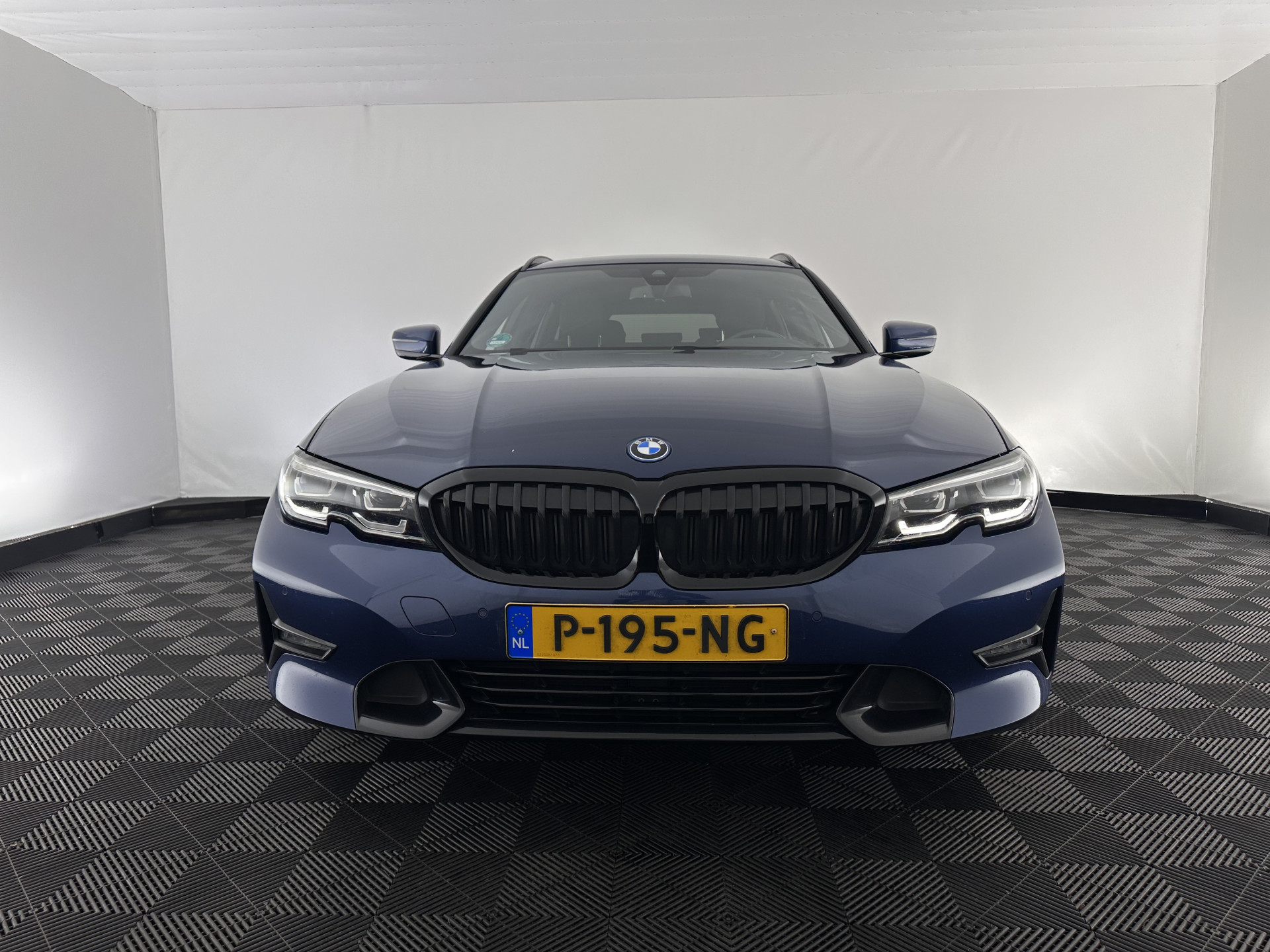 BMW 3-serie Touring 320e Business Edition Plus [Plug-In] (INCL-BTW) Aut. *LEATHER | FULL-LED | HEATED-SPORTSEATS | DIGI-COCKPIT | HIFI-SOUND | NAVI-FULLMAP | PRIVACYGLASS | PDC | AMBIENTLIGHT | DAB | KEYLESS | TOWBAR | 17"ALU* *