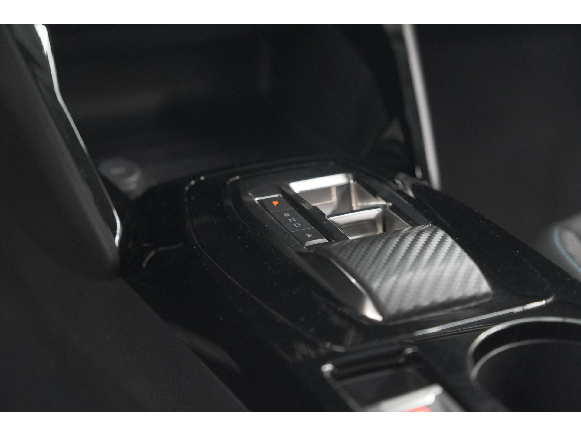 Peugeot e-2008 EV Allure Pack 50 kWh | 3 Fase Laadfunctie | Camera | Navigatie | Parkeersensoren | Apple Carplay