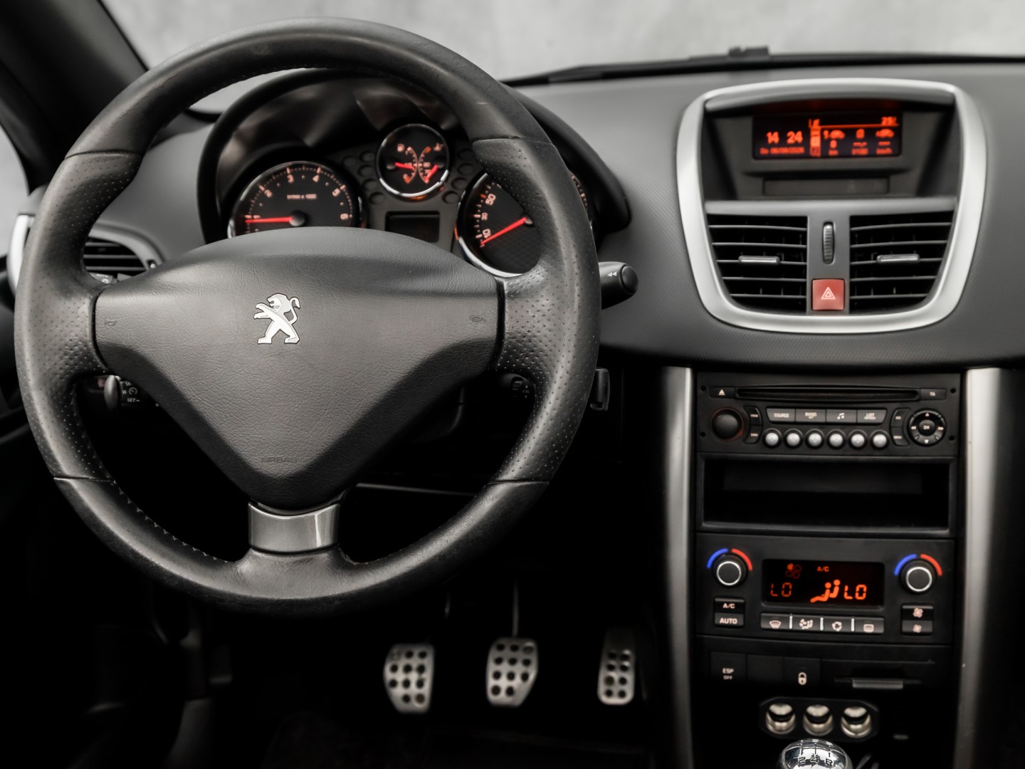 Peugeot 207 CC 1.6 VTi Sport (CLIMATE, TREKHAAK, CRUISE, SPORTSTOELEN, ELEKTRISCHE KAP, PARKEERSENSOREN, ELEK PAKKET, NIEUWSTAAT)