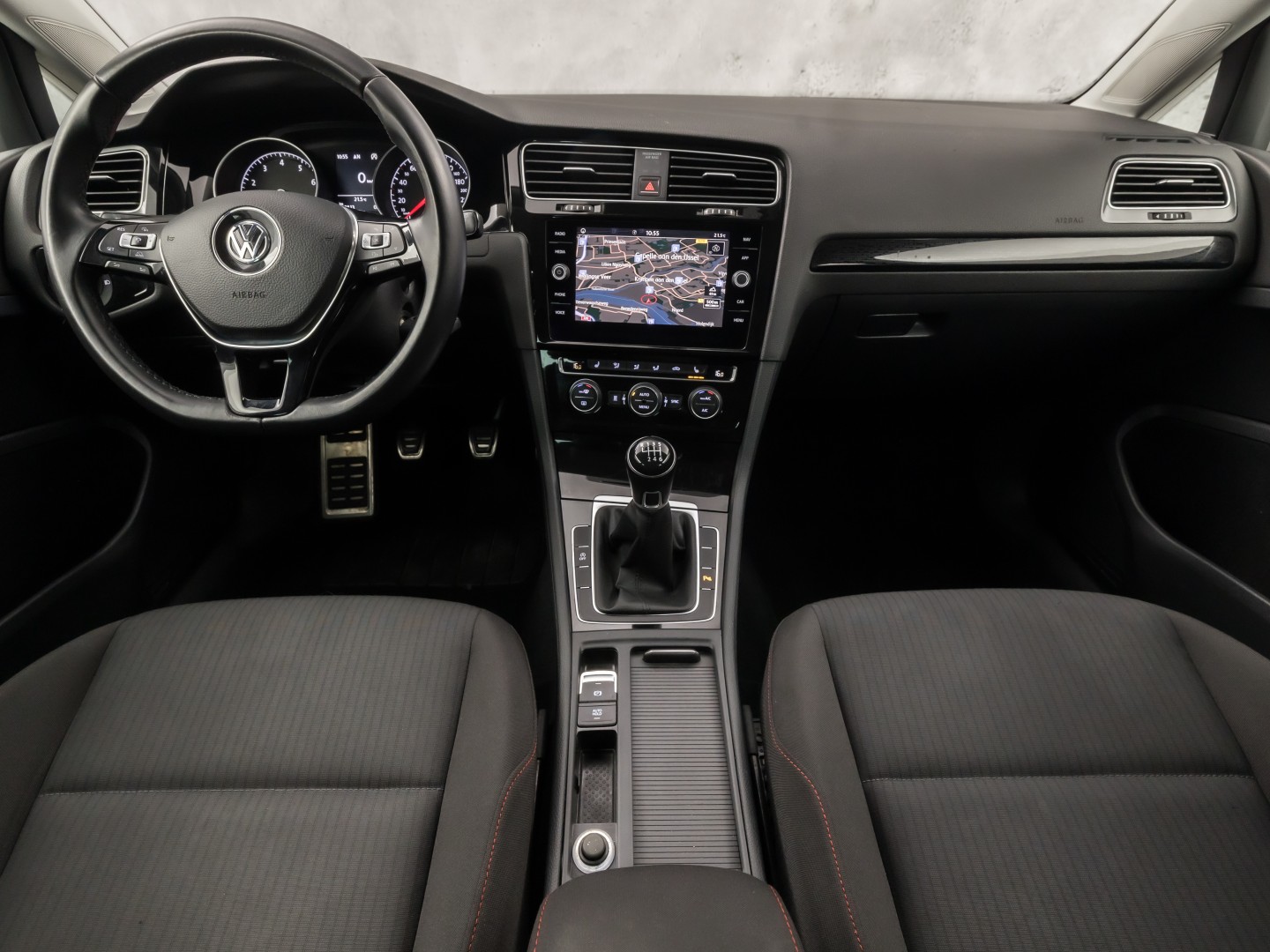 Volkswagen Golf 1.5 TSI 131PK Sportline (APPLE CARPLAY, GROOT NAVI, 4 CILINDER, CLIMATE, LED KOPLAMPEN, STOELVERWARMING, SPORTSTOELEN, GETINT GLAS, LM VELGEN, ADAPTIVE CRUISE, PARKEERSENSOREN, NIEUWSTAAT)