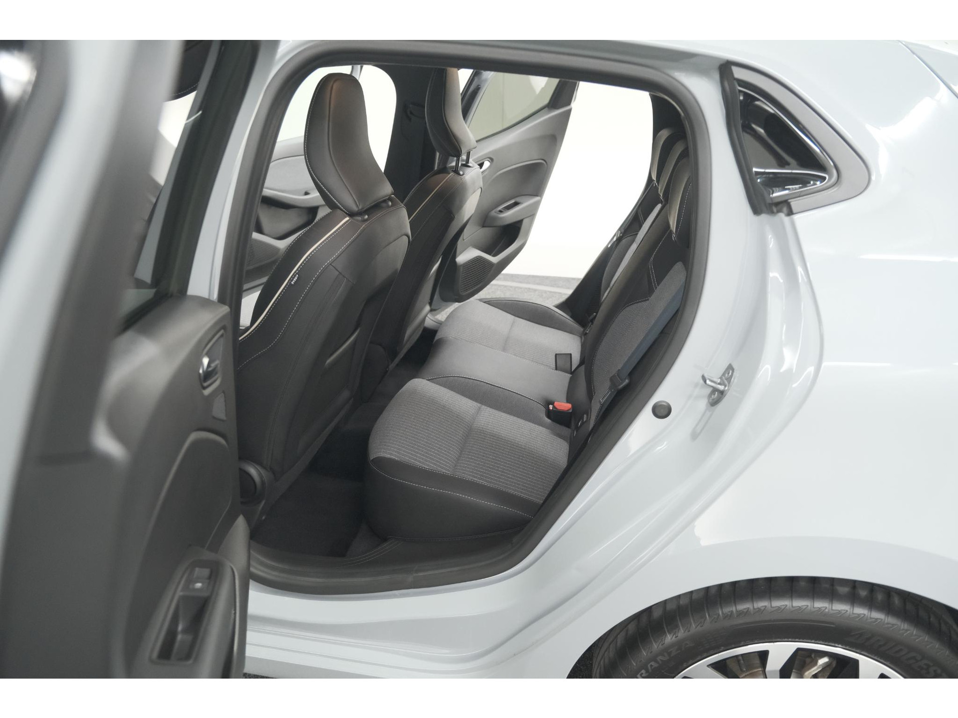 Renault Clio 1.6 E-Tech Full Hybrid 145 techno | 360 Camera | Adaptieve Cruise Control | Dodehoekdetectie | 9.3 Inch Groot Scherm