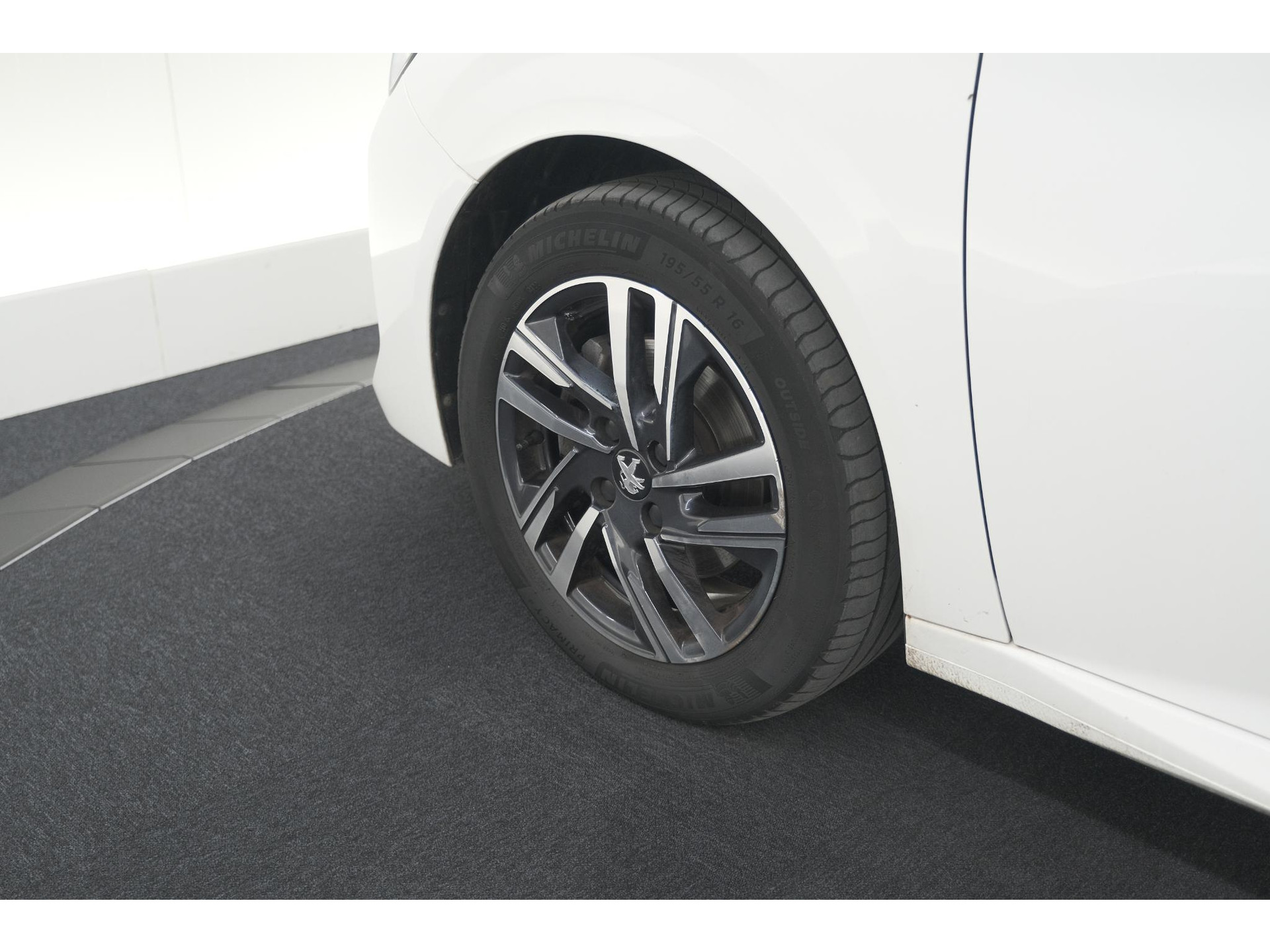 Peugeot 208 PureTech 100 PK Allure | Apple Carplay | Parkeersensoren | Lichtmetalen velgen