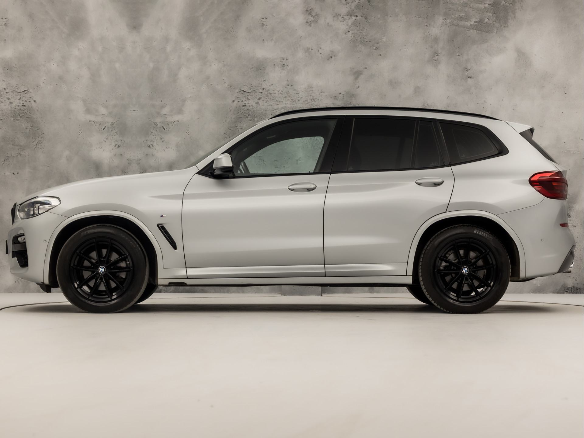 BMW X3 xDrive20i M Sport High Executive (PANORAMADAK, M PAKKET, GROOT NAVI, BRUIN LEDER, STOELVERWARMING, SPORTSTOELEN, CAMERA, ELEK ACHTERKLEP, SFEERVERLICHTING, NIEUWSTAAT)