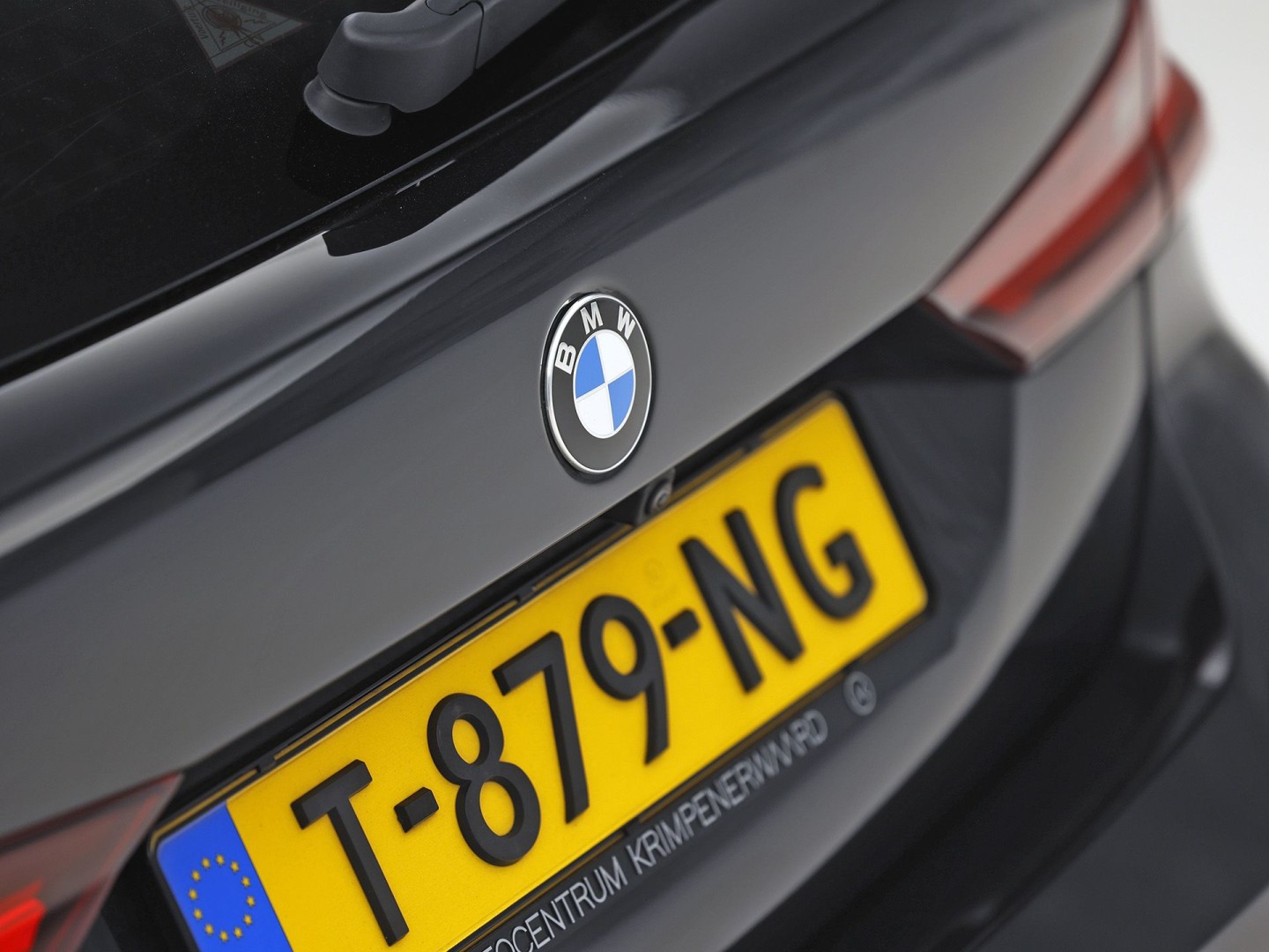 BMW 1 Serie 118i Sport Automaat (APPLE CARPLAY, DEALER ONDERHOUDEN, GROOT NAVI, CAMERA, STUUR/STOELVERWARMING, SPORTSTOELEN, TREKHAAK, GETINT GLAS, ELEK ACHTERKLEP, NIEUWSTAAT)