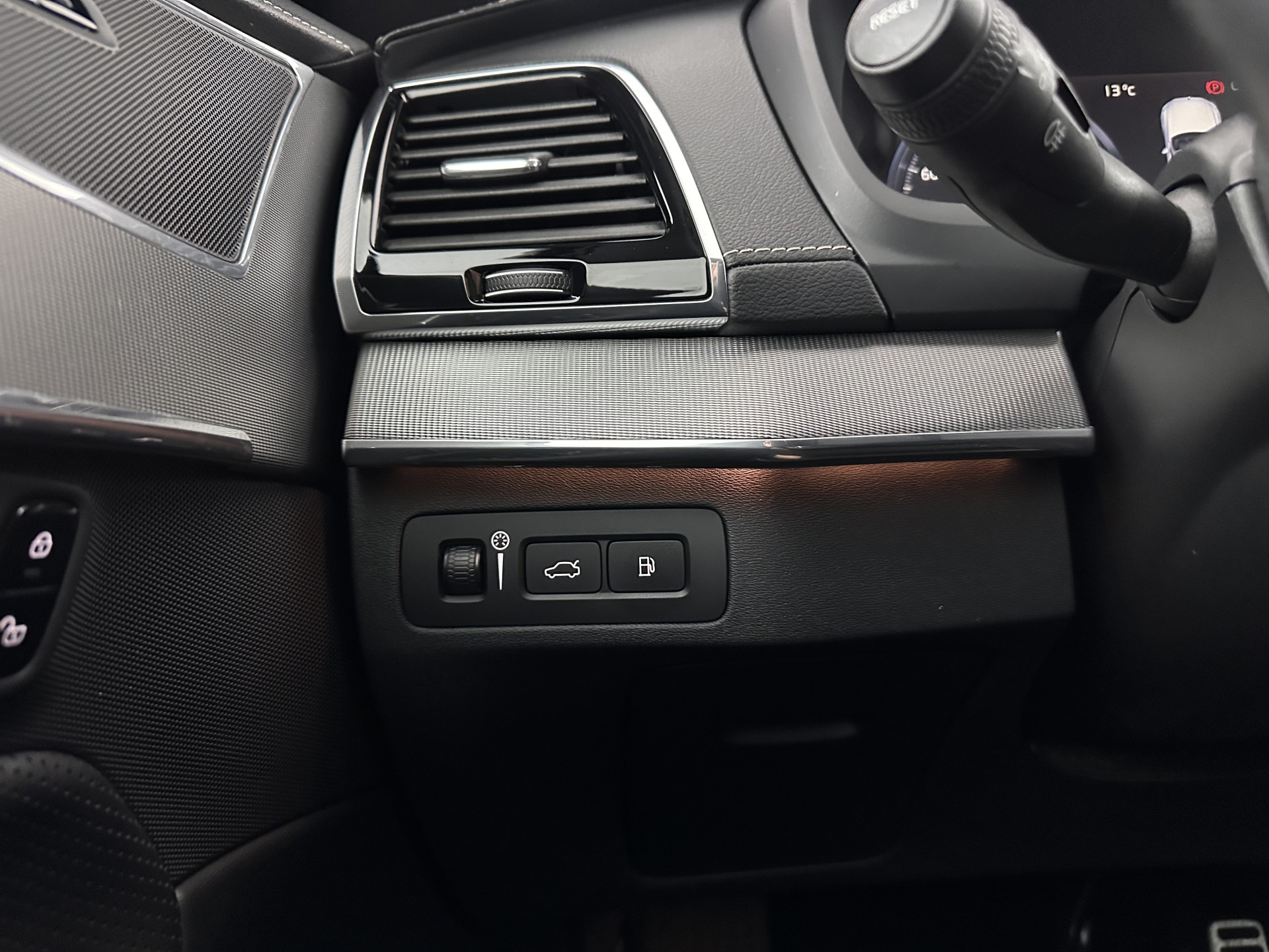 Volvo XC90 2.0 T8 R-Design Twin Engine AWD [ 7-Pers. ] (Plug-In) Aut. *PANO | LEATHER-ALCANTARA | FULL-LED | MEMORY-PACK | DIGI-COCKPIT | NAVI-FULLMAP | CARPLAY | ECC | HEATED-SPORTSEATS | LANE-ASSIST | PDC | HEAD-UP | TOWBAR | 20"ALU*