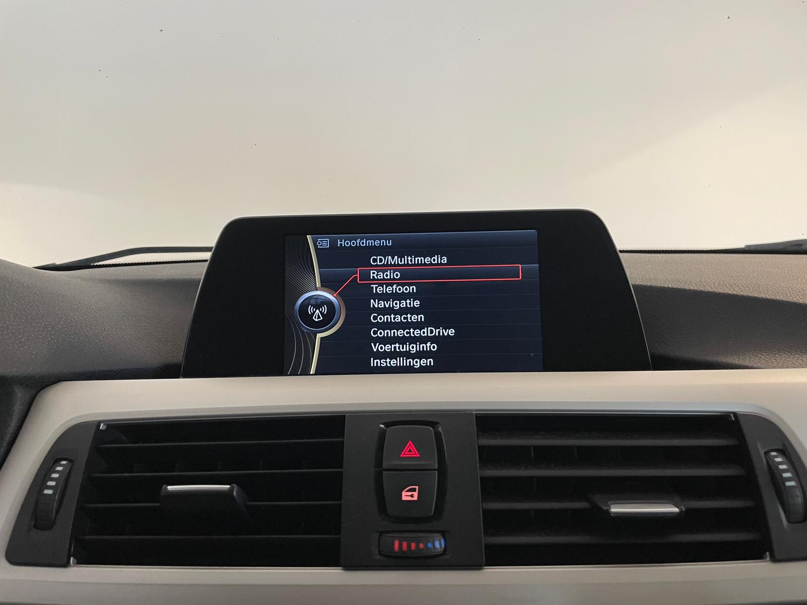 BMW 3-serie Touring 318d xDrive Executive PANORAMADAK AIRCO NAVI CRUISE BLUEOOTH ELEK RAMEN CENT VERG KEURIGE AUTO