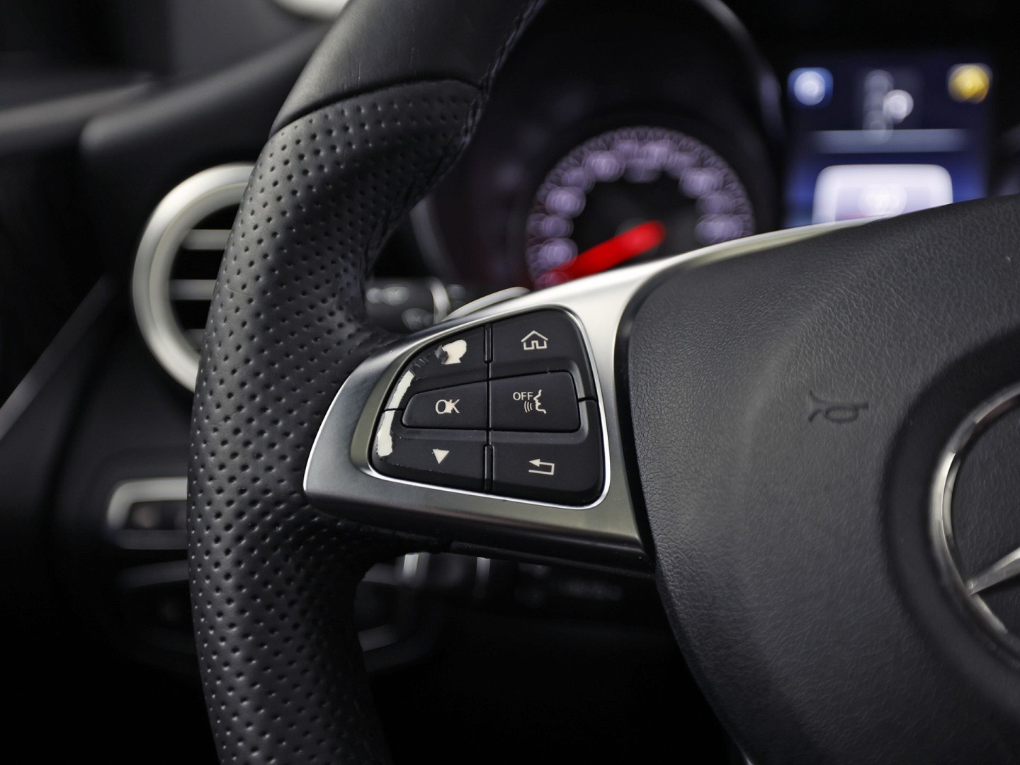 Mercedes-Benz GLC 250 4MATIC Edition 1 AMG Sport 211Pk Automaat (SCHUIFDAK, LUCHTVERING, GROOT NAVI, HEAD-UP DISPLAY, MEMORY SEATS, 360 CAMERA, BURMESTER, STOELVERWARMING ACHTER, TREKHAAK WEGKLAPBAAR, NIEUWSTAAT)