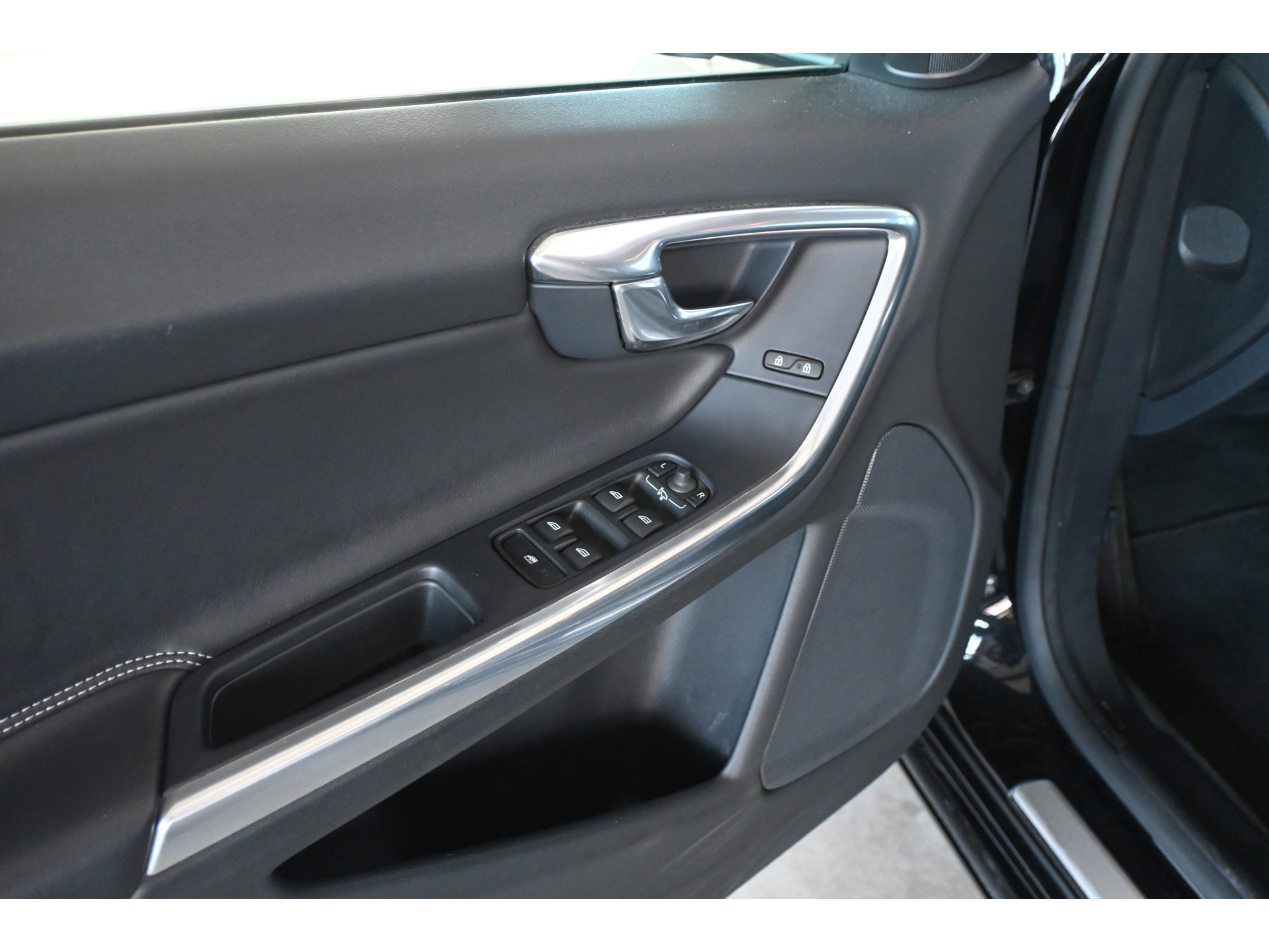 Volvo V60 2.0 D3 Nordic R-Design Automaat Clima Trekhaak Navigatie Cruise control Inruil Mogelijk!