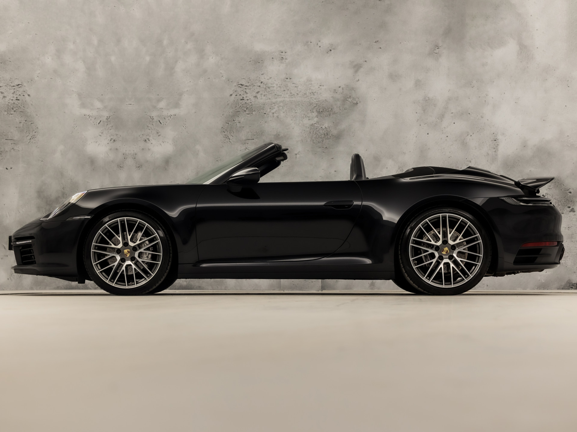 Porsche 911 Cabrio 3.0 Carrera 385Pk (SPORT CHRONO PAKKET, SPORTUITLAAT, BOSE AUDIO, LED MATRIX, APPLE CARPLAY, CAMERA, SFEERVERLICHTING, STOELVERWARMING, NIEUWSTAAT)