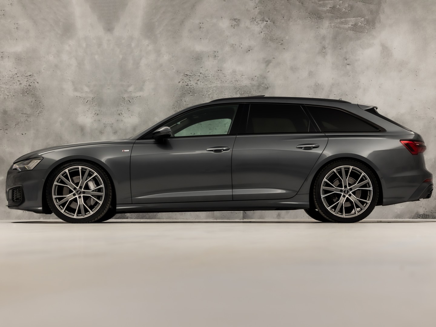 Audi A6 Avant 55 TFSI quattro S-Line 340Pk Automaat (PANORAMADAK, 6 CILINDER, BANG&OLUFSEN, HEAD-UP DISPLAY, NAPPA LEDER, MEESTURENDE ACHTERAS, CAMERA, STOELVERWARMING, SFEERVERLICHTING, ADAPTIVE CRUISE, MATRIX LED, NIEUWSTAAT)