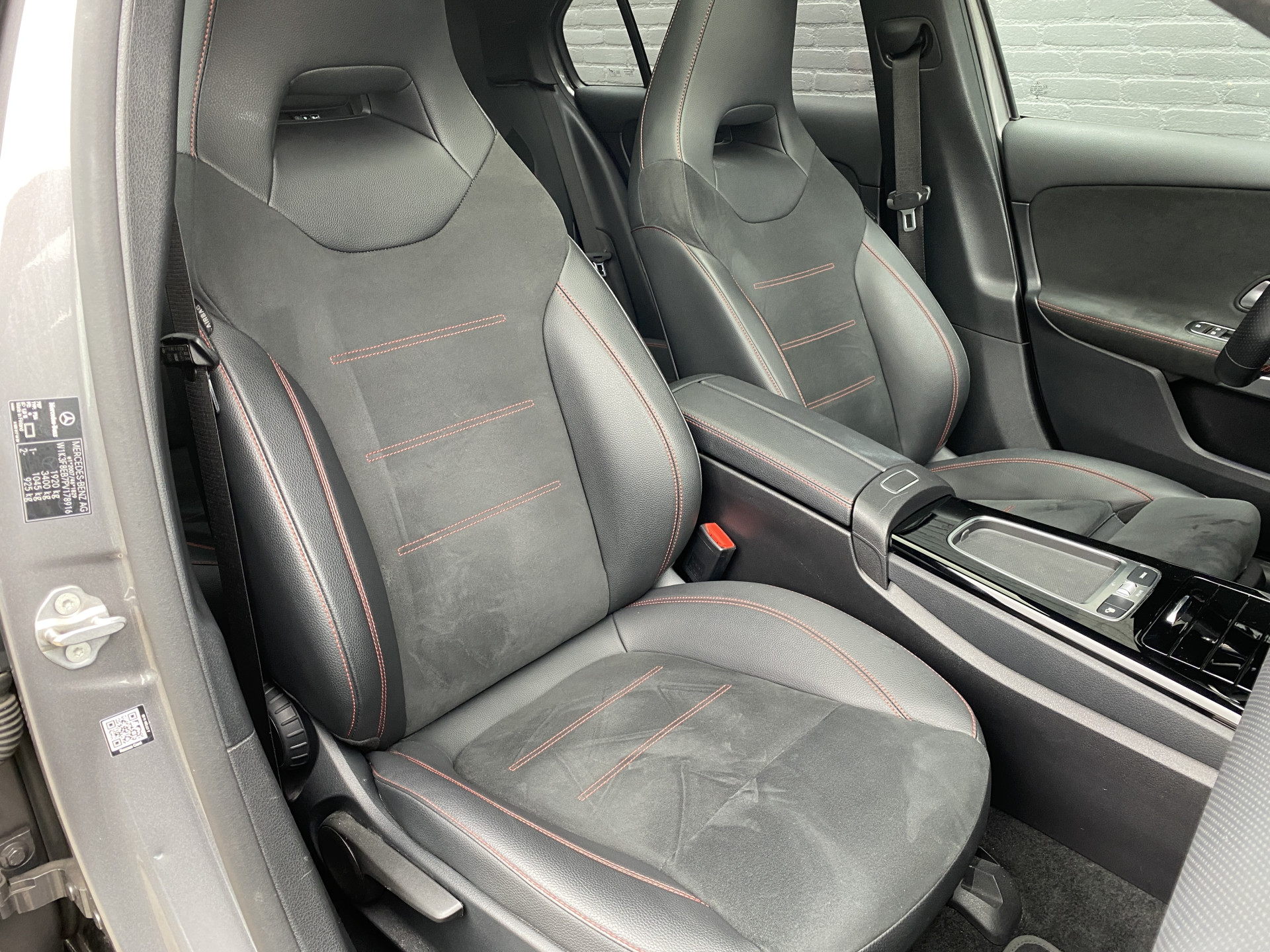 Mercedes-Benz A-klasse 180 AMG Line AUT. | 1e eigenaar | dealer onderh. | panoramadak | camera | night pakket | sfeerverlichting