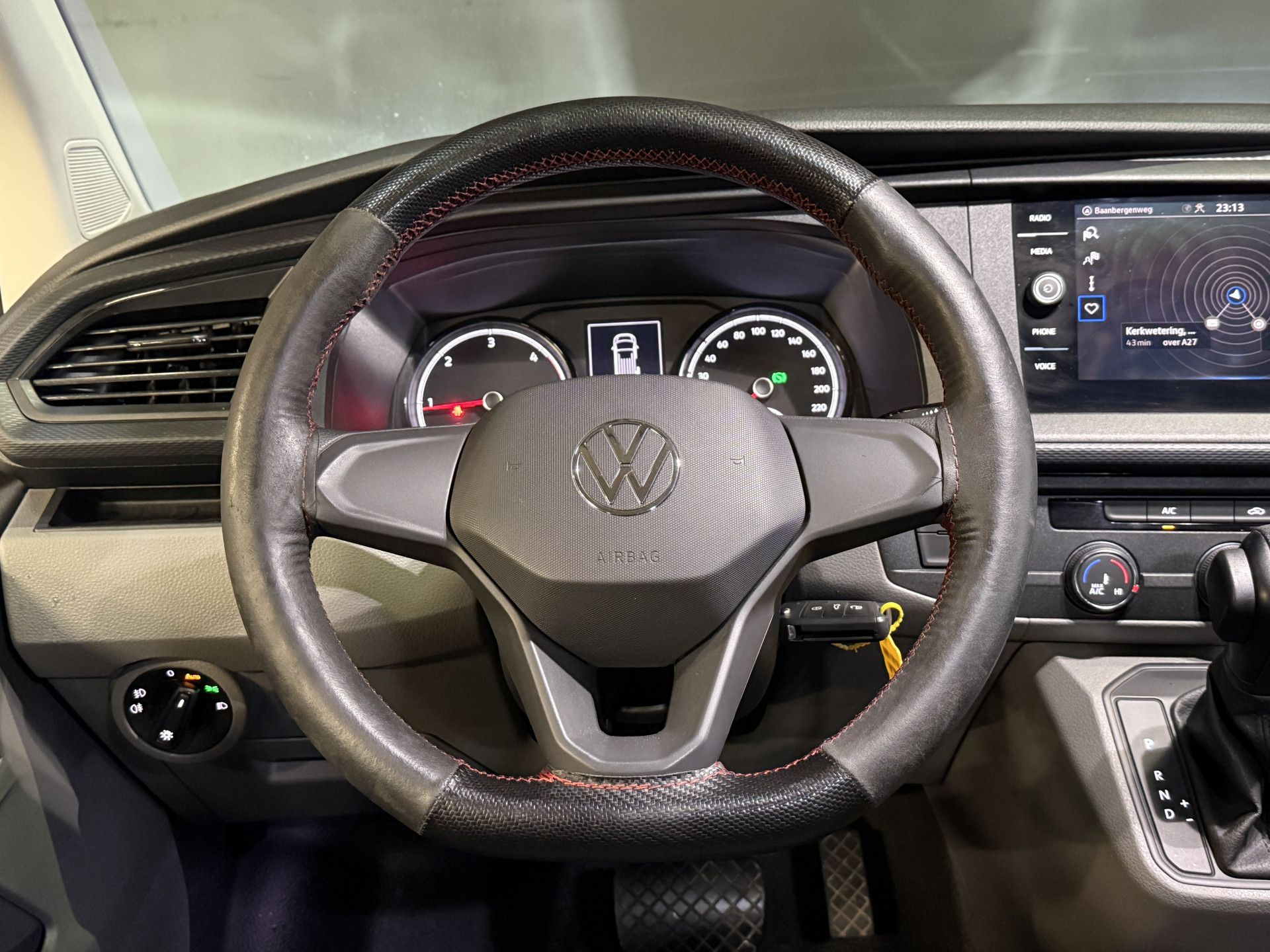 Volkswagen Transporter 2.0 TDI L2H1 30 DC Highline | Origineel NL | Apple carplay  | Camera | Trekhaak |
