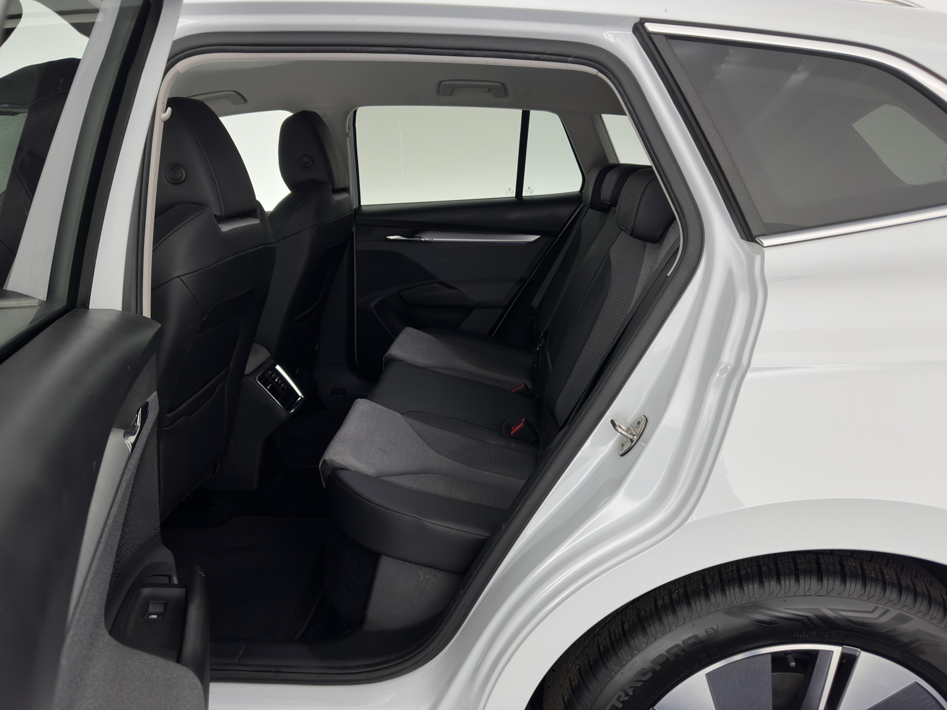 ŠKODA Enyaq iV 80 {SOH-90%} [ 3-Fase ] (INCL-BTW) *LEATHER-FABRIC | FULL-LED | DIGI-COCKPIT | CAMERA | KEYLESS | NAVI-FULLMAP | AMBIENT-LIGHT | ECC | HEATED-COMFORTSEATS | DAB+ | PDC | CRUISE | CARPLAY | TOWBAR | 19"ALU*