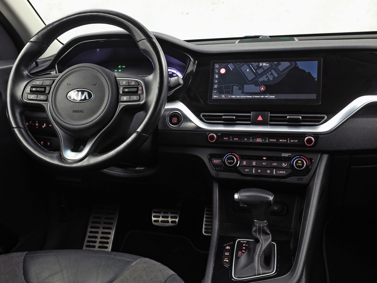 Kia Niro 1.6 GDi PHEV DynamicPlusLine Automaat (APPLE CARPLAY, GROOT NAVI, STUUR/STOELVERWARMING, CAMERA, TREKHAAK, SPORTSTOELEN, GETINT GLAS, ADAPTIVE CRUISE, NIEUWSTAAT)
