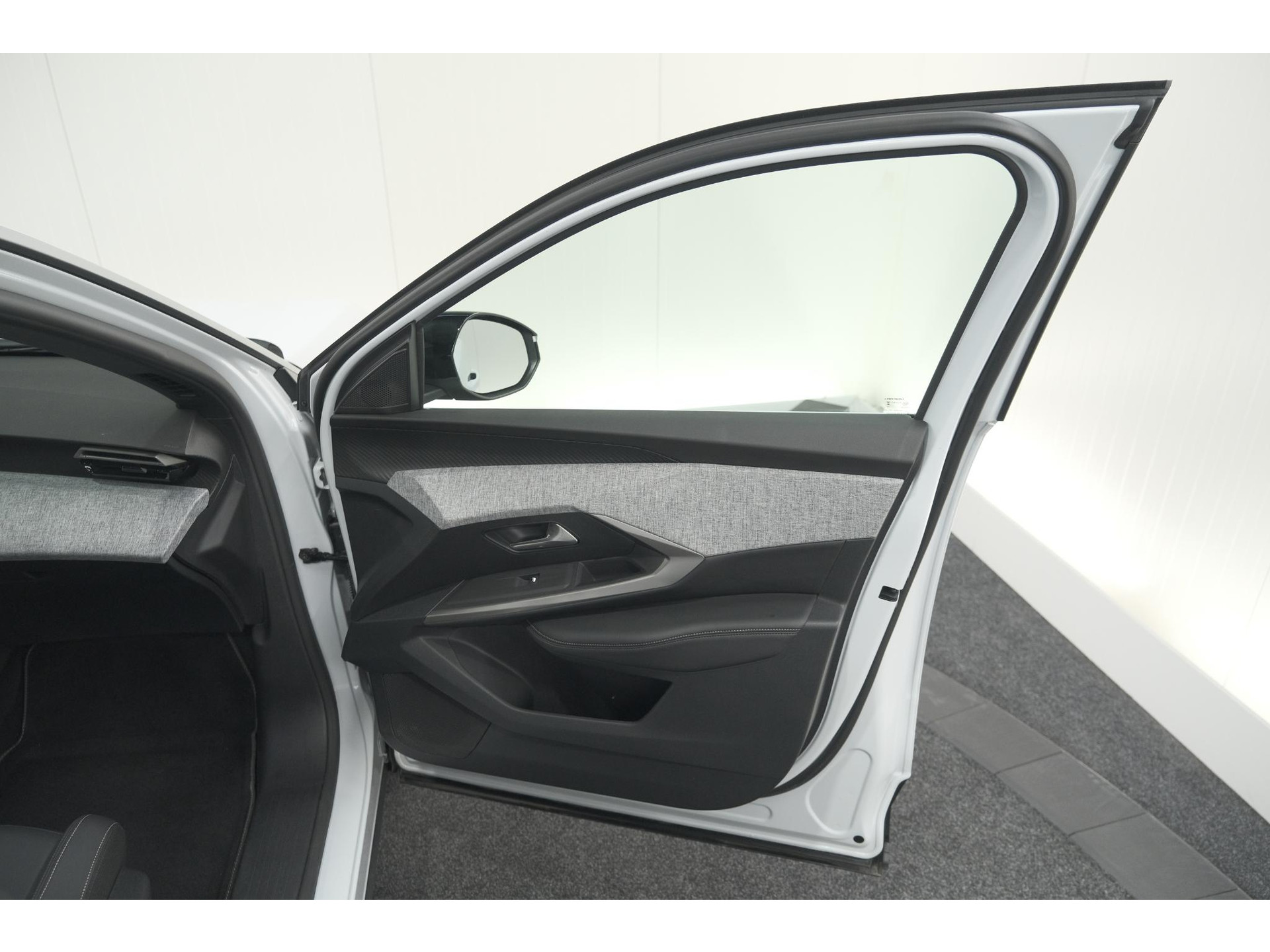 Peugeot 5008 Hybrid 136 e-DCS6 Allure | 7 Zitplaatsen | Camera | Stoelverwarming | Panoramic Navigation pack