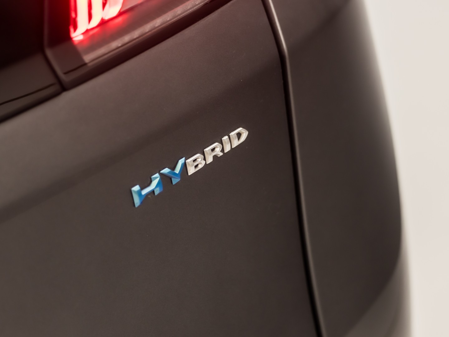 Peugeot 3008 1.6 HYbrid 225 Allure Sport 225Pk Automaat (APPLE CARPLAY, GROOT NAVI, 360 CAMERA, LEDER, KEYLESS, SPORTSTOELEN, GETINT GLAS, LANE ASSIST, NIEUWSTAAT)