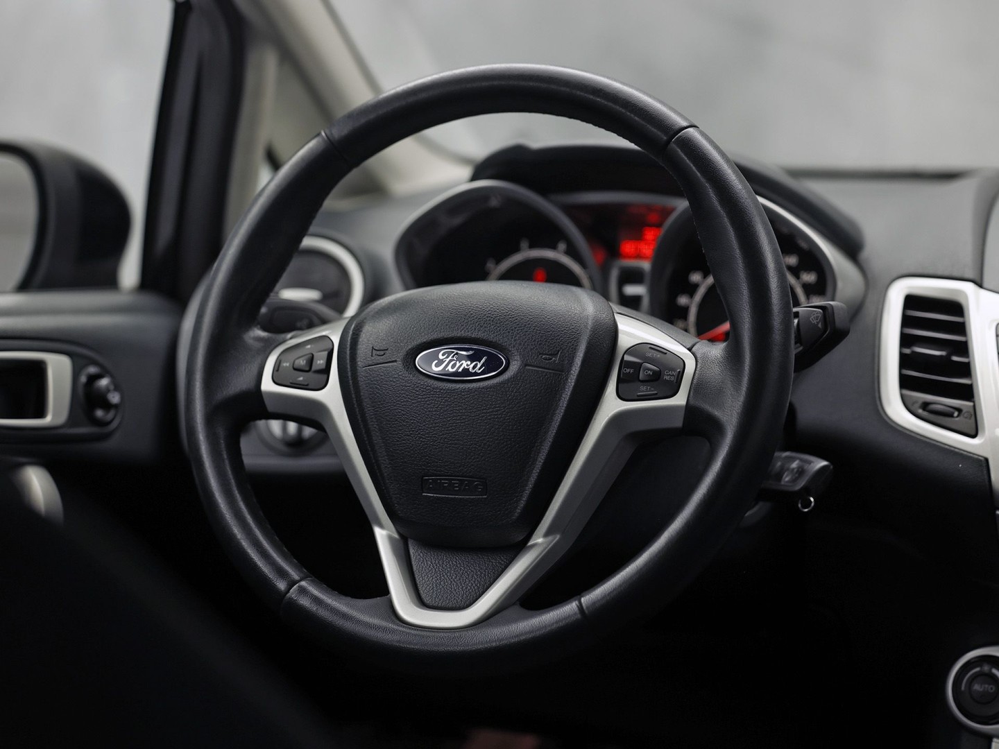 Ford Fiesta 1.25 Titanium (5 DEURS, CLIMATE, CRUISE, SPORTSTOELEN, PARKEERSENSOREN, TREKHAAK, LM VELGEN, ELEK PAKKET, NIEUWSTAAT)
