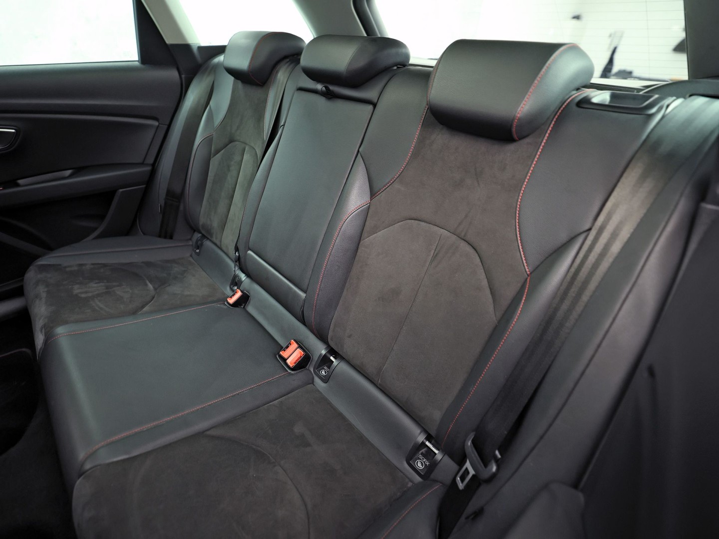 SEAT Leon 1.4 TSI FR Sport 150Pk Automaat (PANORAMADAK, NAVIGATIE, CLIMATE, STOELVERWARMING, SPORTSTOELEN, LED KOPLAMPEN, CRUISE, PARKEERSENSOREN, NIEUWSTAAT)