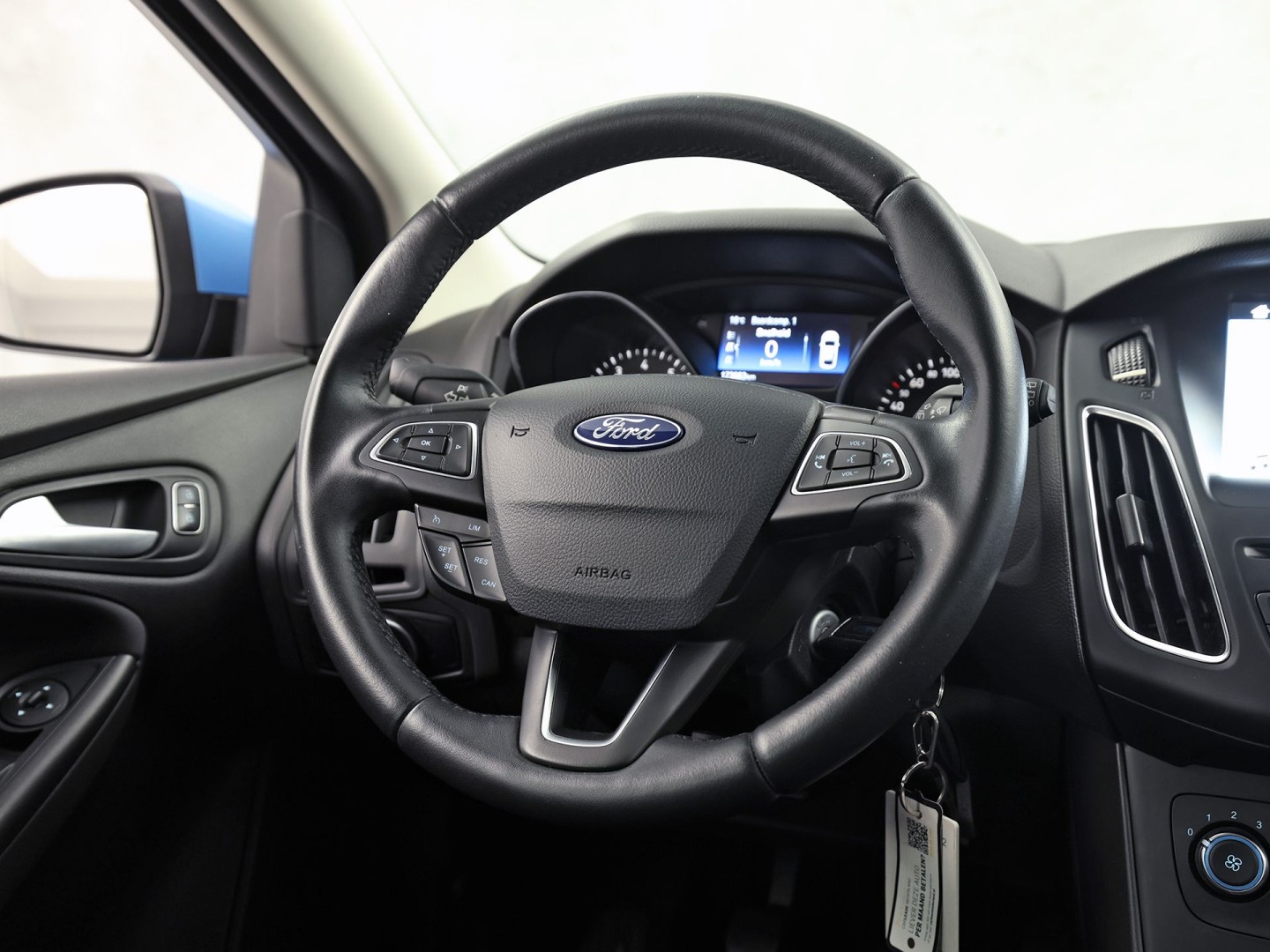 Ford Focus 1.0 Sport (NAVIGATIE, LM VELGEN, PARKEERSENSOREN, TREKHAAK, SPORTSTOELEN, CRUISE, NIEUWSTAAT)