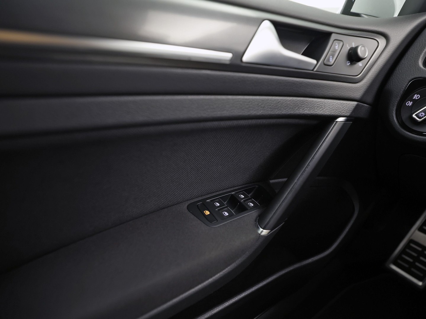 Volkswagen Golf 2.0 TSI GTI Performance 245Pk Automaat (VIRTUAL COCKPIT, APPLE CARPLAY, GROOT NAVI, MODE KNOP, DYNAUDIO, CAMERA, STOELVERWARMING, ADAPTIVE CRUISE, DODEHOEK DETECTOR, NIEUWSTAAT)
