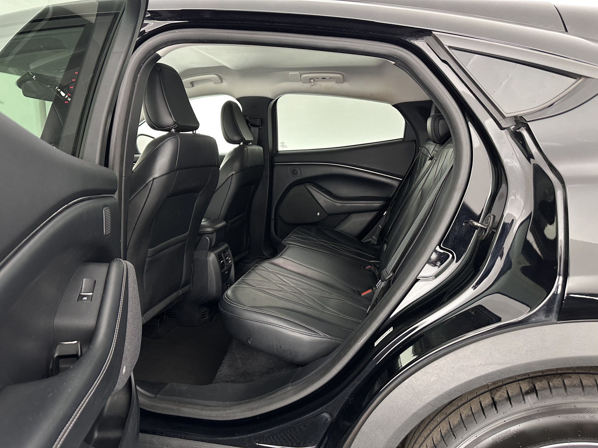 Ford Mustang Mach-E RWD 75 kWh [ 3-Fase-11kW ] {SOH-84%} (INCL-BTW) *LEATHER | FULL-LED | DAB | DIGI-COCKPIT | KEYLESS | NAVI-FULLMAP | CARPLAY | HEATED-COMFORTSEATS | TOPVIEW | ADAPTIVE-CRUISE | PRIVACY-GLASS | 18'' ALU*