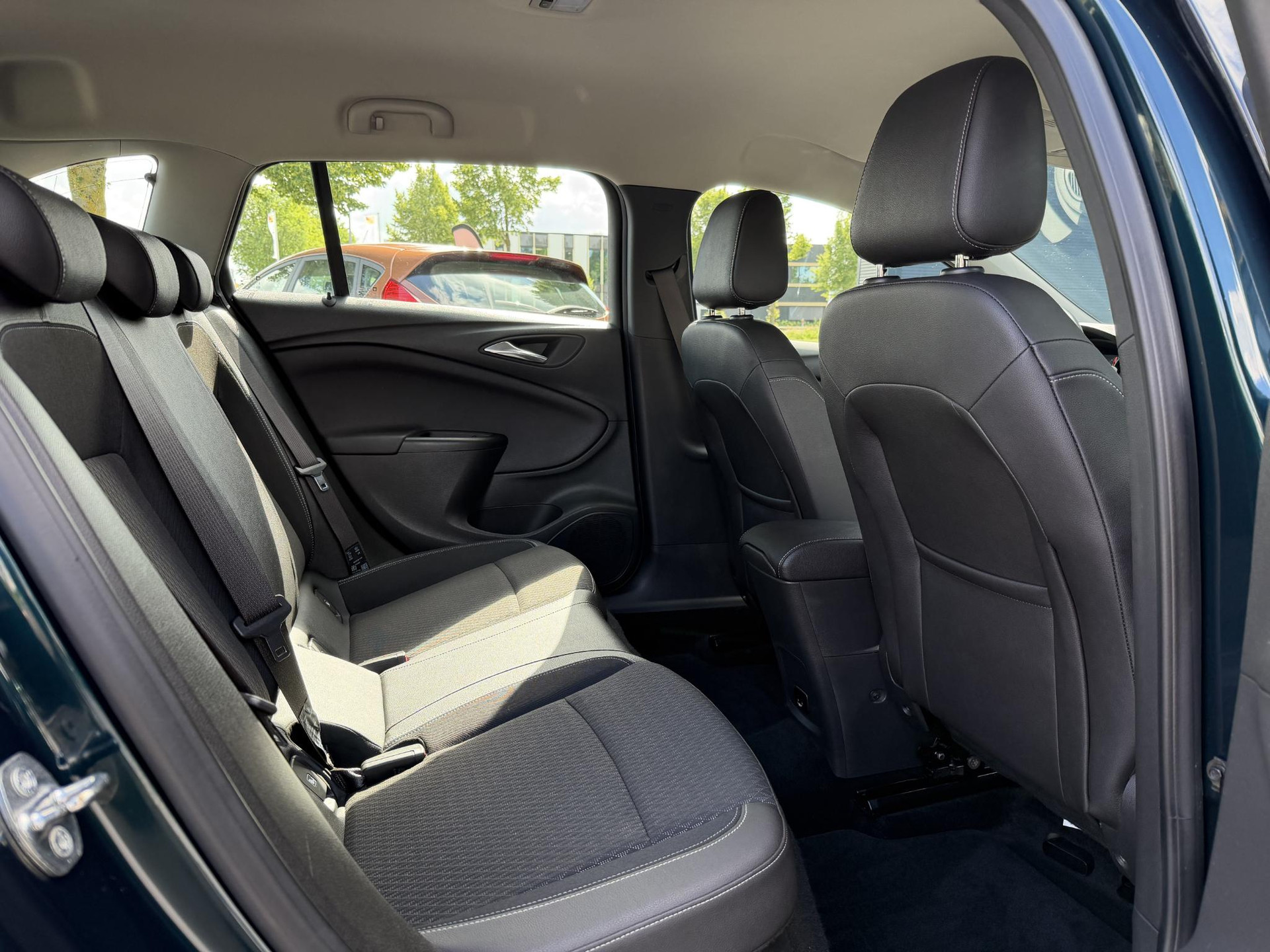 Opel Astra Sports Tourer 1.4 Innovation 2e Eigenaar,Apple Carplay/Android Auto,150pk,Halfleder,Trekhaak,Keyless,Clima,Cruise,Lm velgen,Pdc V+A,N.A.P,Dealer Onderhouden,Rijstrooksensor,Apk tot 03-2027
