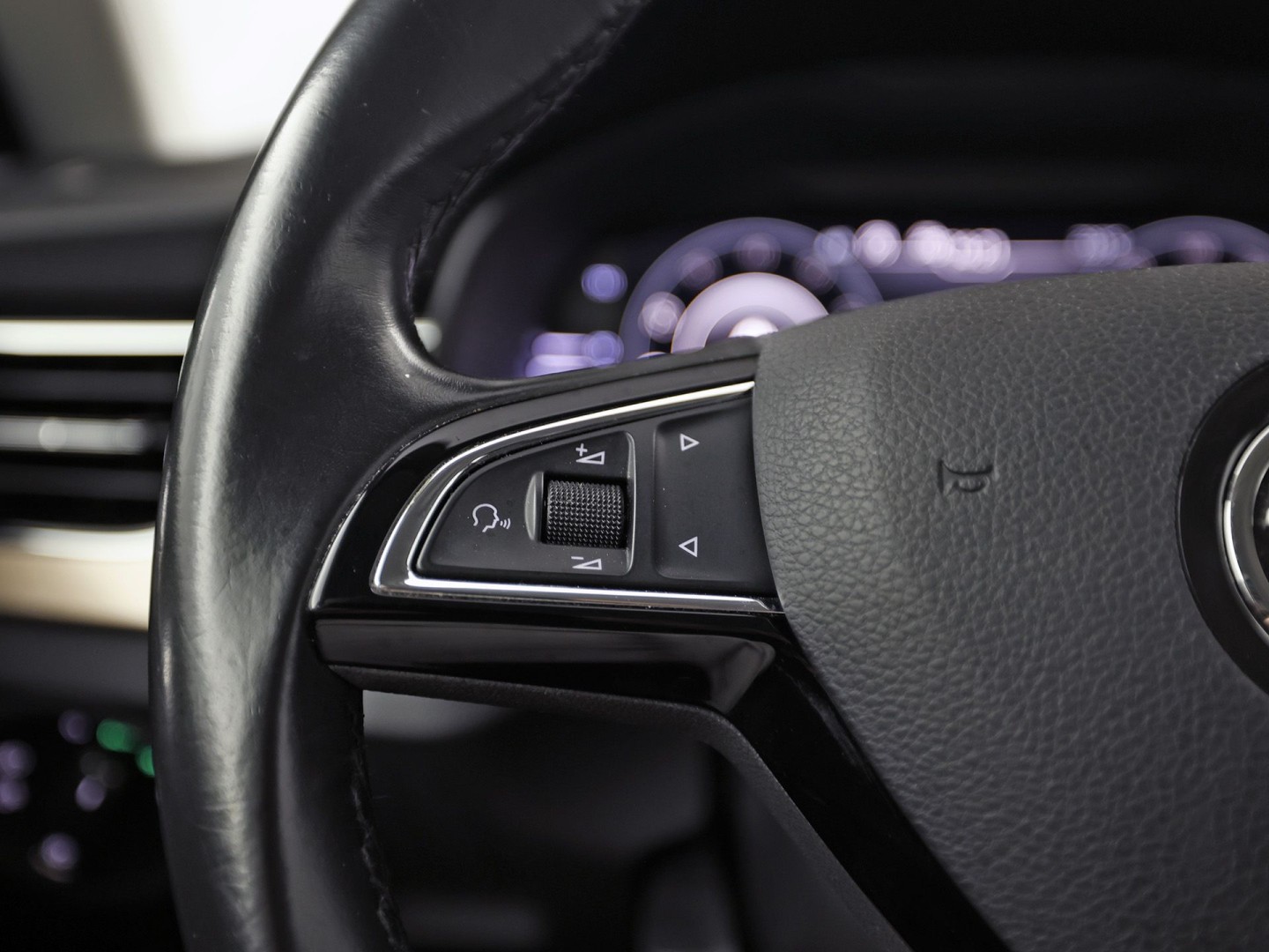 Škoda Scala 1.0 TSI Sport Automaat (GROOT NAVI, VIRTUAL COCKPIT, CLIMATE, APPLE CARPLAY, STOELVERWARMING, NIEUWE APK, NIEUWSTAAT)