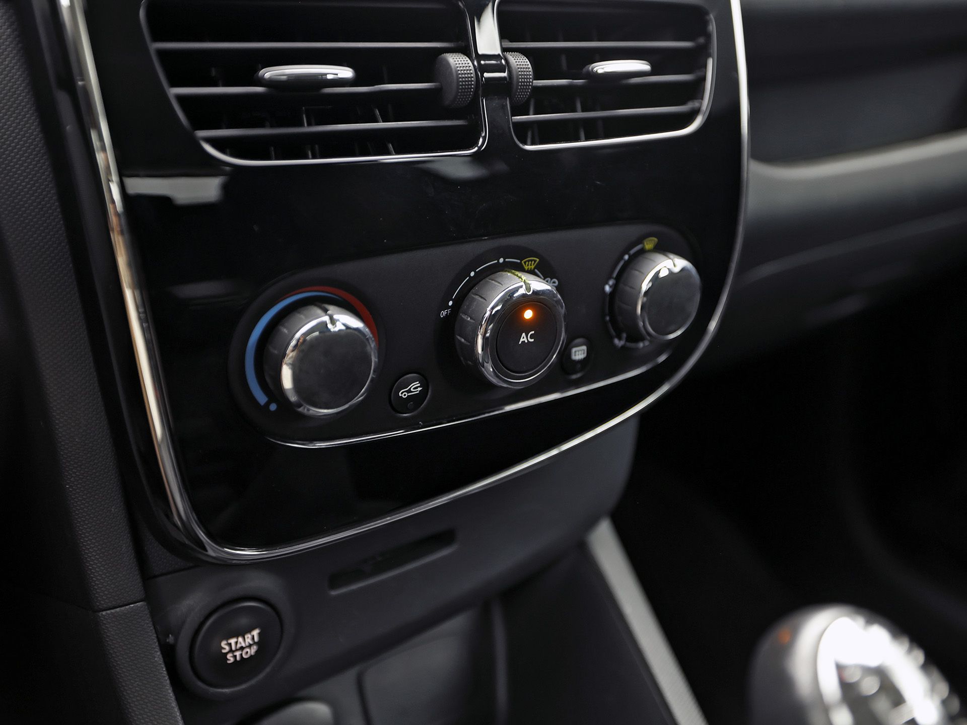 Renault Clio 0.9 TCe Dynamic Sport (NAVIGATIE, CRUISE, LM VELGEN, SPORTSTOELEN, PARKEERSENSOREN, BLUETOOTH, NIEUWE APK, NIEUWSTAAT)