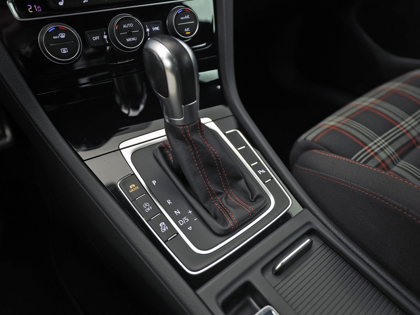 Volkswagen Golf 2.0 TSI GTI Performance 245Pk Automaat (VIRTUAL COCKPIT, APPLE CARPLAY, GROOT NAVI, MODE KNOP, DYNAUDIO, CAMERA, STOELVERWARMING, ADAPTIVE CRUISE, DODEHOEK DETECTOR, NIEUWSTAAT)