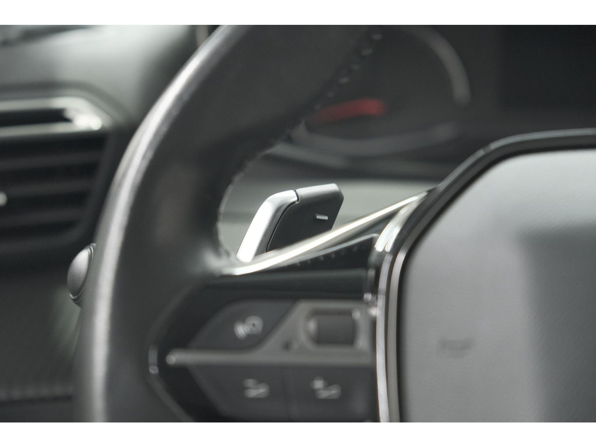 Peugeot 2008 PureTech 130 EAT8 Allure | Trekhaak | Camera | Navigatie | Apple Carplay