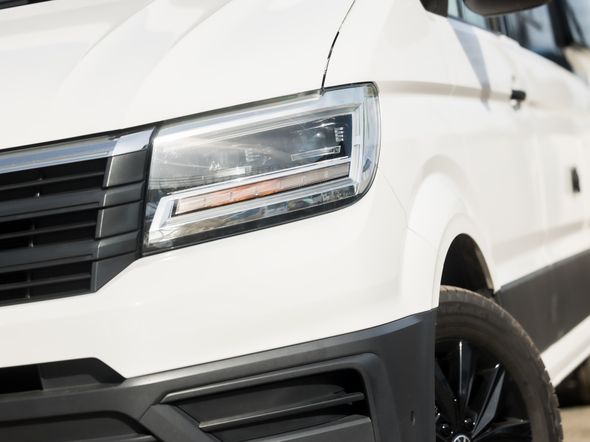 Volkswagen Crafter Grand California XXL 177Pk Automaat (LED KOPLAMPEN, STOELVERWARMING, KEUKEN, CENTRALE VERWARMING, KOELKAST, TOILET, DOUCHE, THULE ZONNESCHERM, FIETSENDRAGER, ZOET WATER)