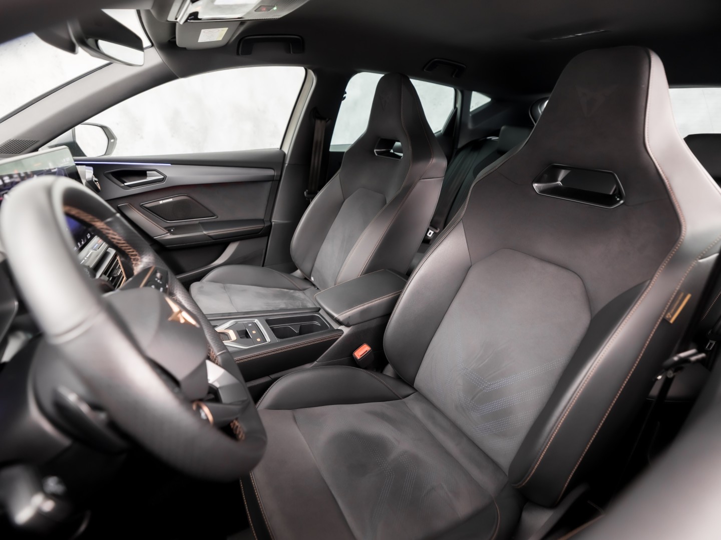 CUPRA Leon 1.5 TSI Sport 150Pk Automaat (APPLE CARPLAY, GROOT NAVI, KUIPSTOELEN, SENNHEISER AUDIO, CAMERA, STUUR/STOELVERWARMING, GETINT GLAS, NIEUWSTAAT)