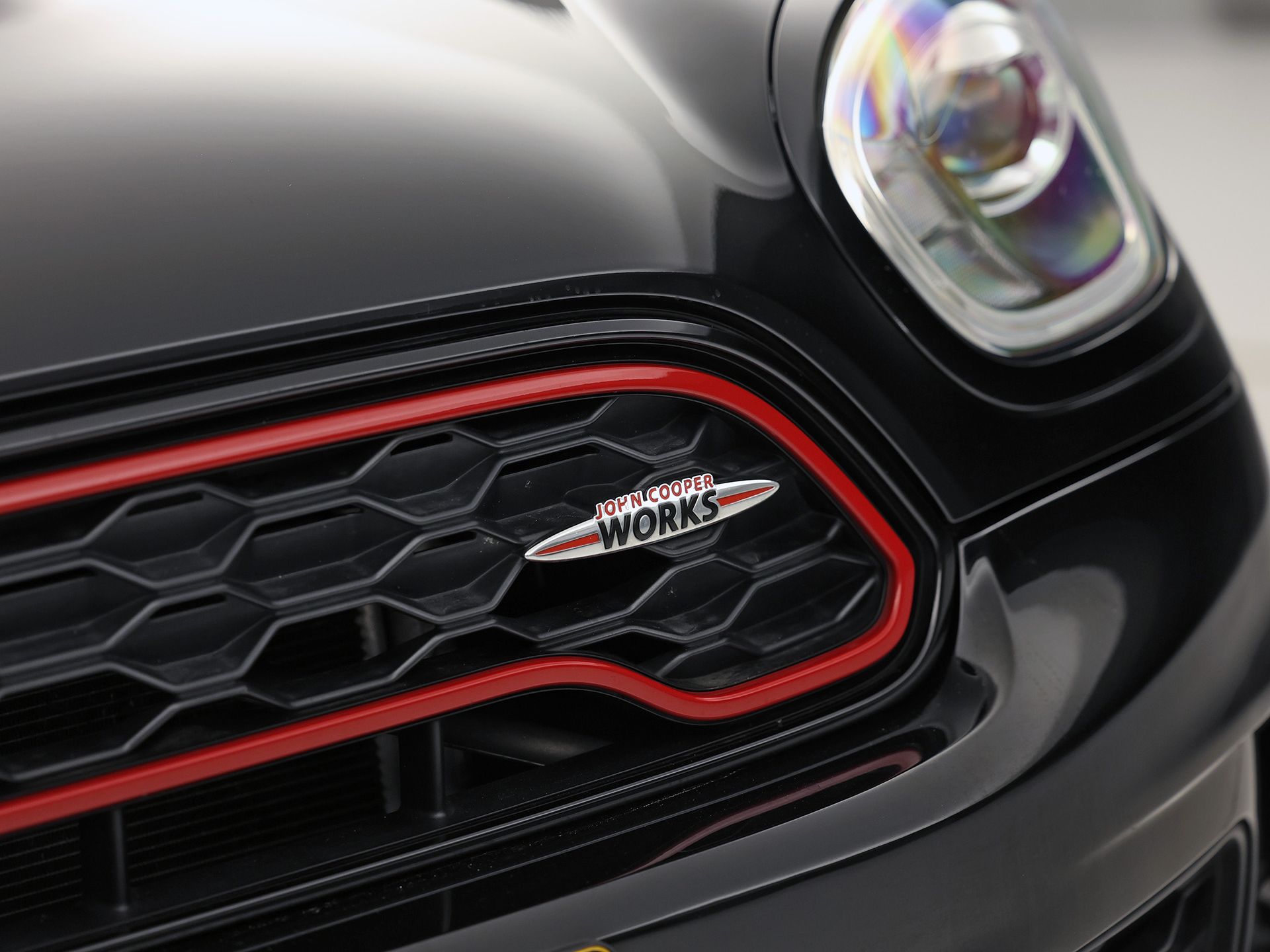 MINI Countryman 2.0 Cooper S John Cooper Works Chili 192Pk Automaat (PANORAMADAK, GROOT NAVI, LEDER, HARMAN/KARDON, CAMERA, STOELVERWARMING, SPORTSTOELEN, GETINT GLAS, NIEUWSTAAT)
