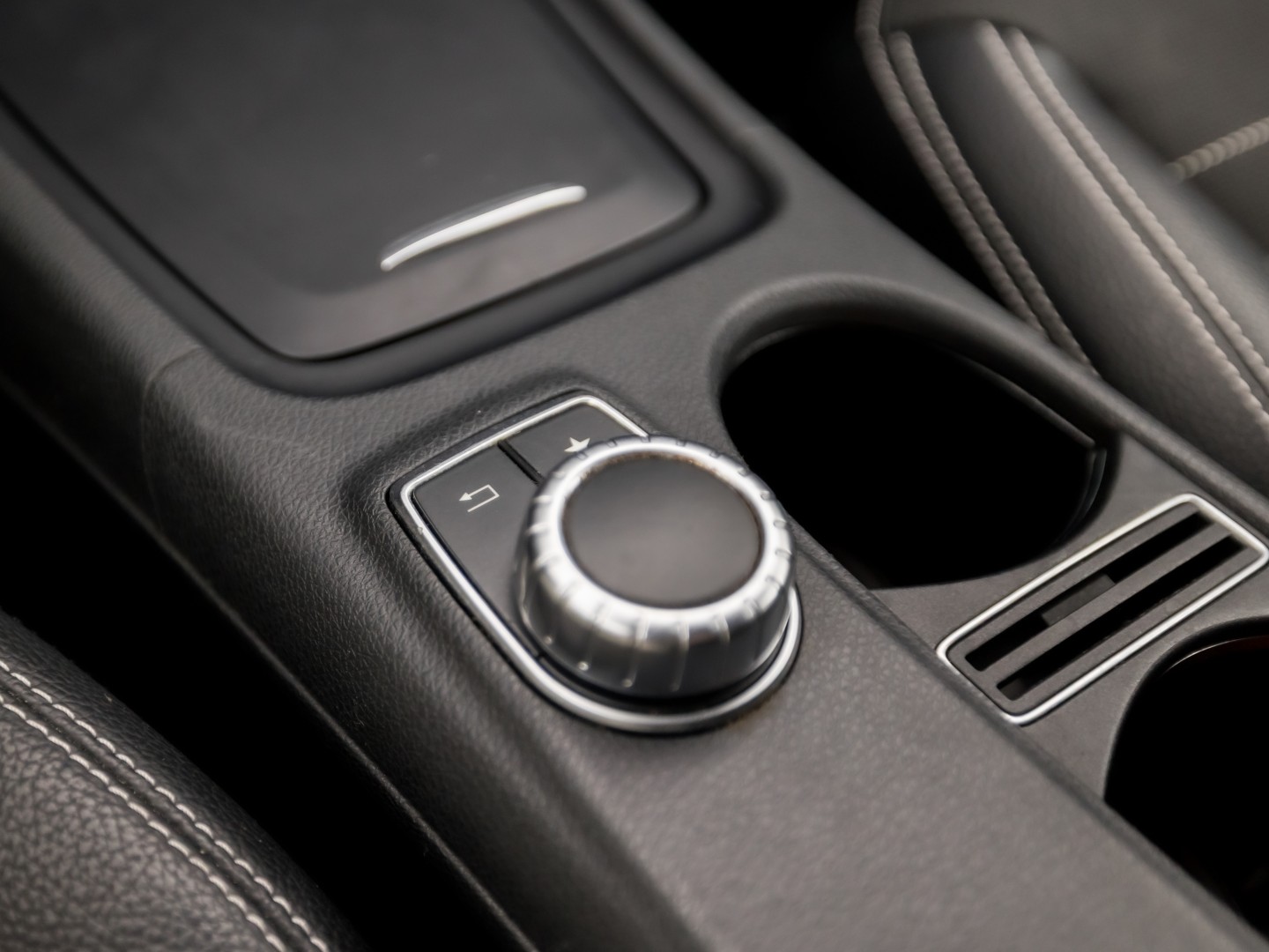 Mercedes-Benz CLA-Klasse 180 AMG Sport Automaat (GROOT NAVI, LEDER, ZWART HEMEL, STOELVERWARMING, SPORTSTOELEN, GETINT GLAS, CRUISE, NIEUWE APK, NIEUWSTAAT)
