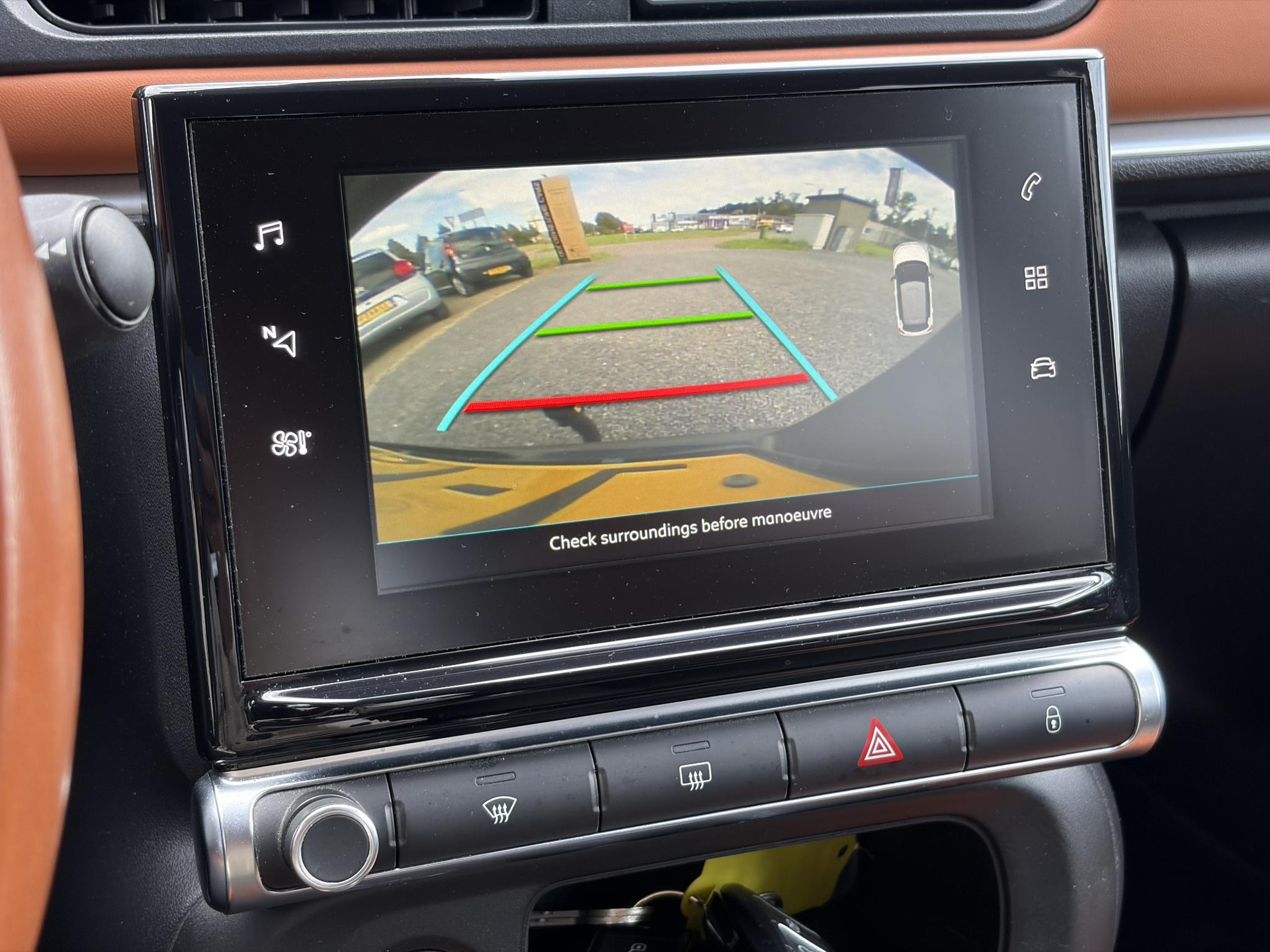 Citroen C3 1.2 PureTech Shine ✓Dealer Onderhouden✓2e Eigenaar✓Carplay✓Camera✓Navi✓Clima✓Cruise✓Pdc V+A✓Keyless✓Halfleder✓Trekhaak✓Rijstrooksensor✓Dodehoeksensor✓17'' Lm velgen✓N.A.P✓Nieuwe Apk bij Aflevering
