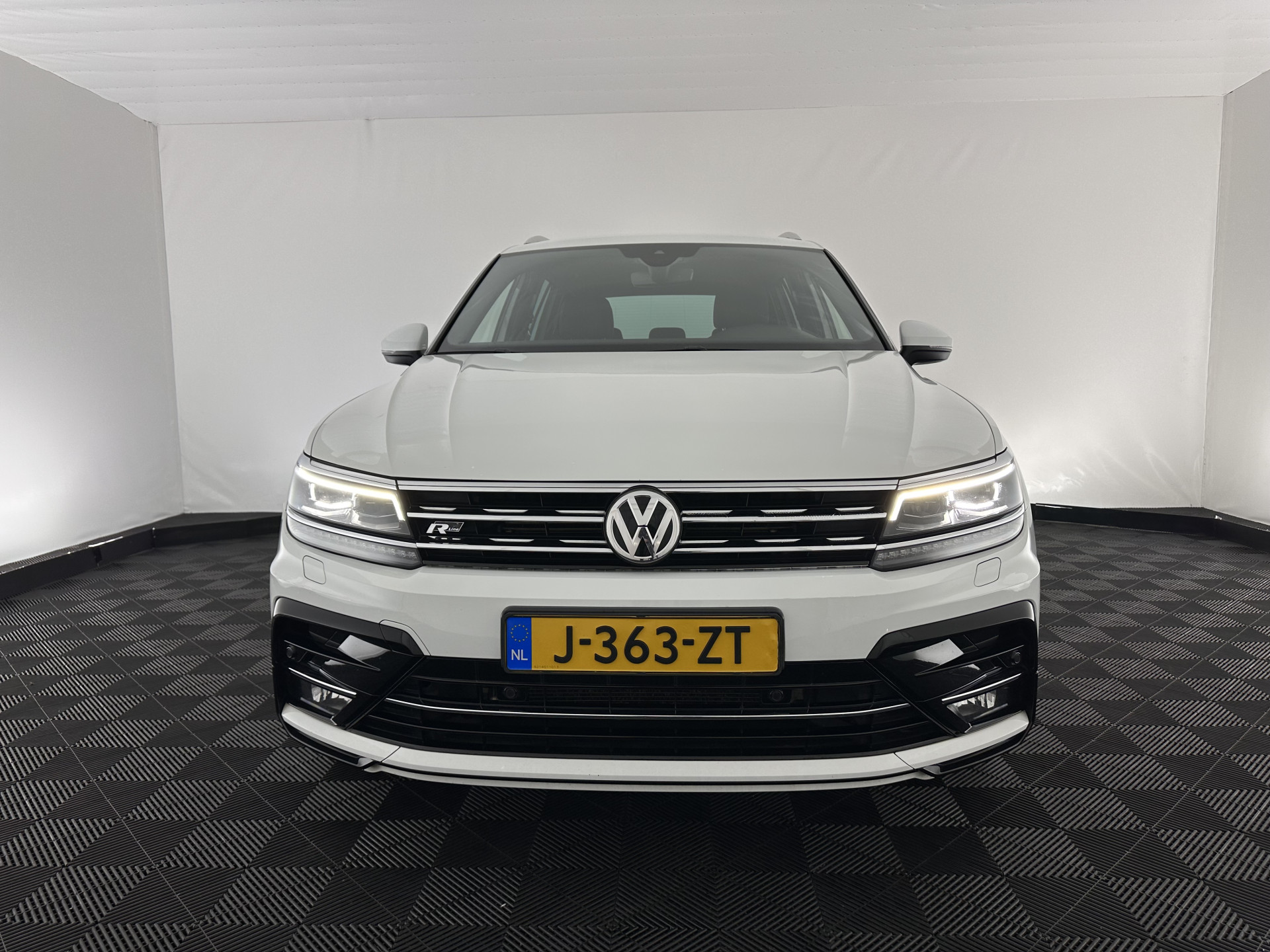 Volkswagen Tiguan 2.0 TSI 4Motion R-Line Highline Aut. *ADAPTIVE-CRUISE | LEATHER-MICROFIBRE | FULL-LED | NAVI-FULLMAP | HEATED-SPORTSEATS | CAMERA | SHIFTPADDLES | PRIVACYGLASS | CARPLAY | ECC | PDC | 20''ALU*