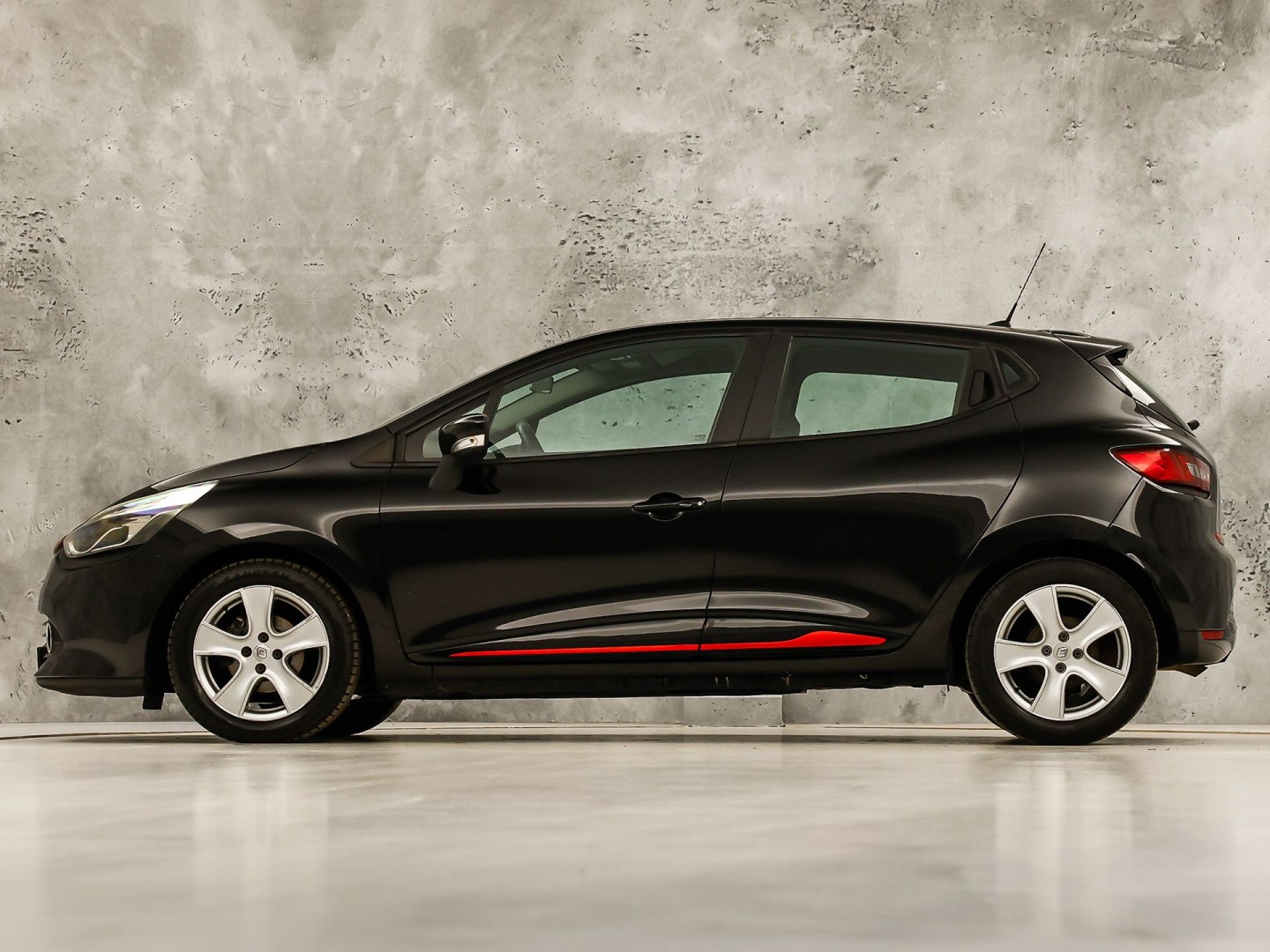 Renault Clio 0.9 TCe Dynamic Sport (NAVIGATIE, CRUISE, LM VELGEN, SPORTSTOELEN, NIEUWE APK, NIEUWSTAAT)