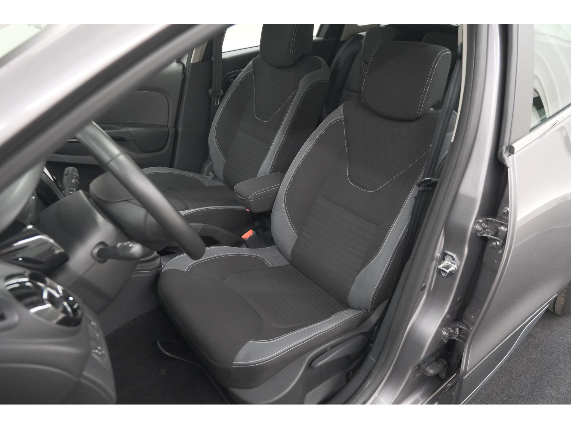 Renault Clio Estate 1.5 dCi ECO Dynamique | Parkeersensoren voor + achter | Armsteun | Navigatie