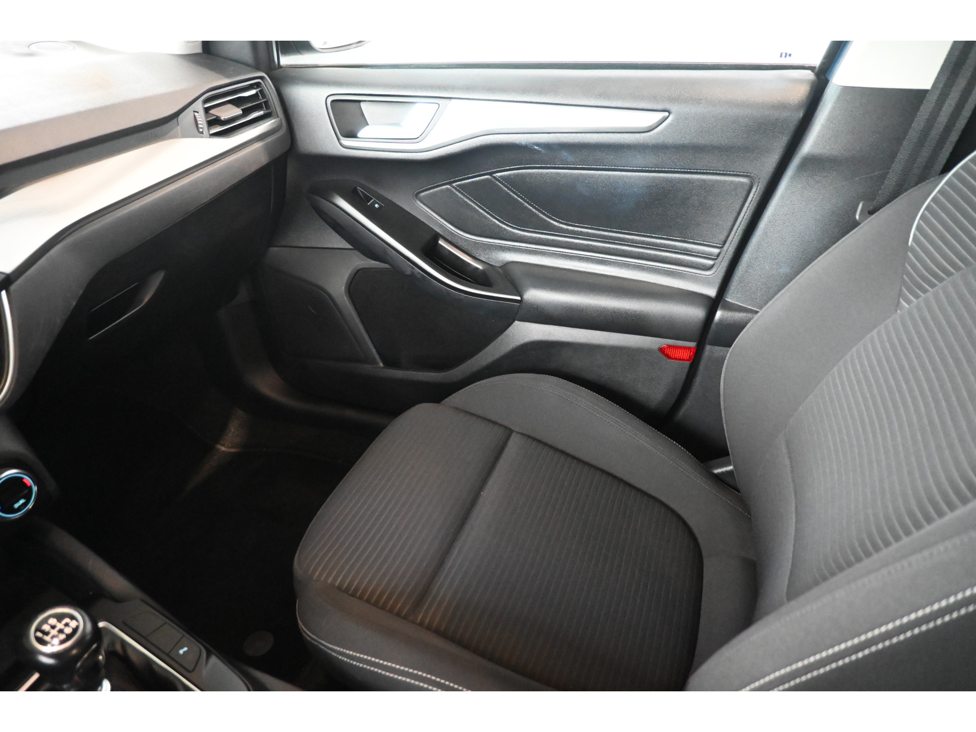 Ford Focus 1.0 EcoBoost Titanium Business Clima Navigatie Stuur/Stoelverwarming Rijklaarprijs! Inruil Mogelijk!