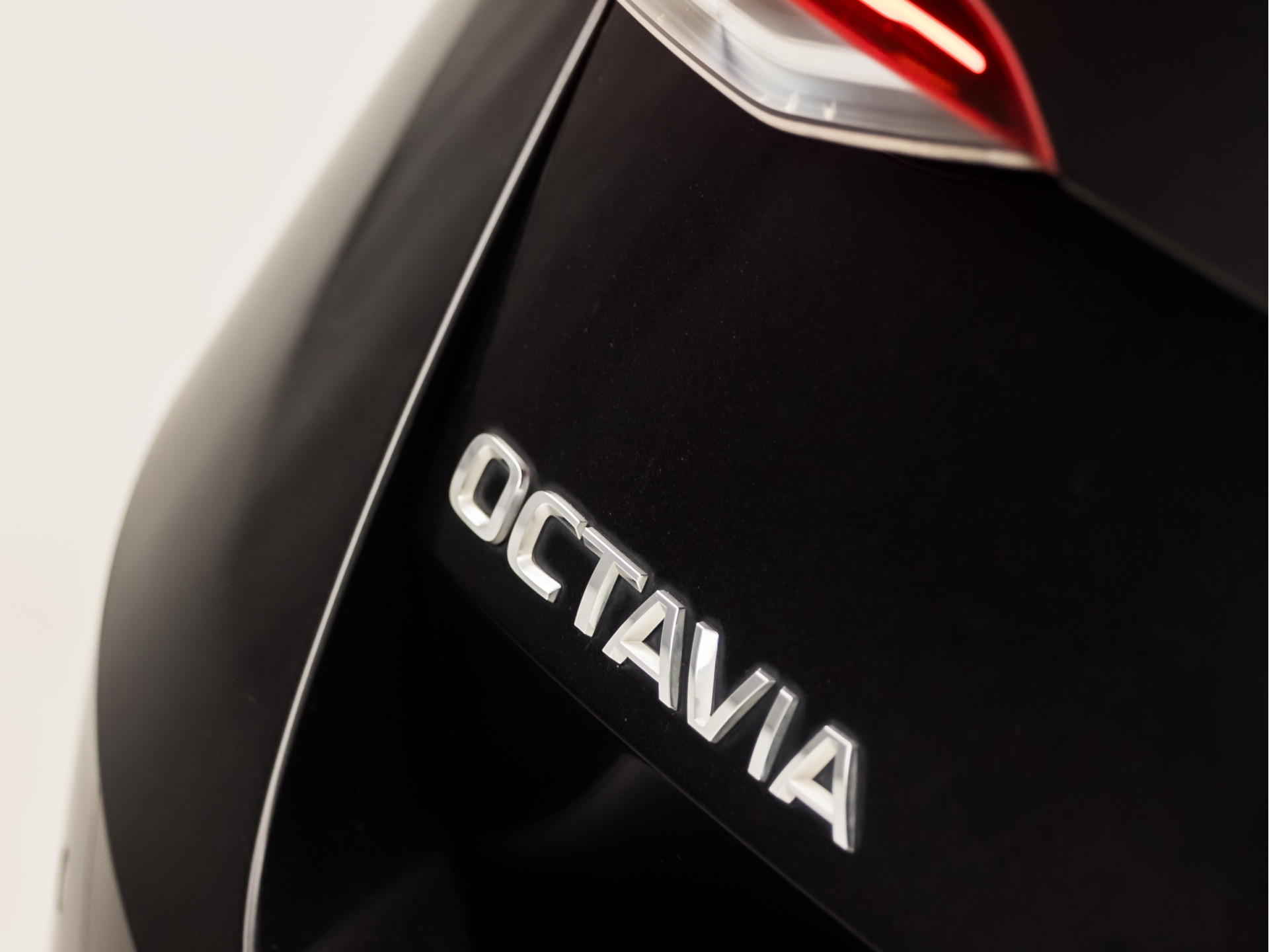 ŠKODA Octavia Combi 1.4 TSI iV PHEV Sport 218Pk Automaat (VIRTUAL COCKPIT, APPLE CARPLAY, GROOT NAVI, CAMERA, STOELVERWARMING, SPORTSTOELEN, GETINT GLAS, CRUISE, NIEUWE APK, NIEUWSTAAT)