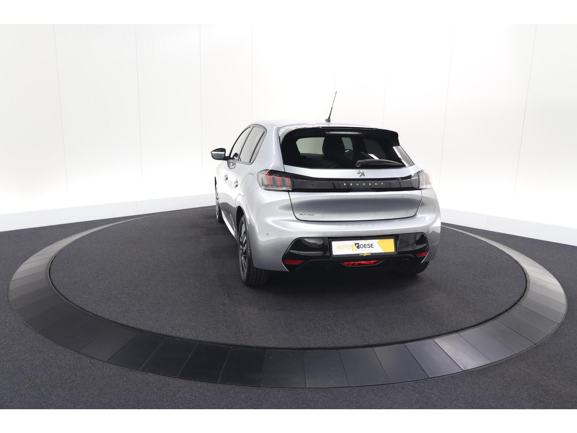 Peugeot 208 PureTech 100 EAT8 Allure | Adaptieve Cruise control |  Camera | Parkeersensoren voor + achter | Navigatie | Apple Carplay
