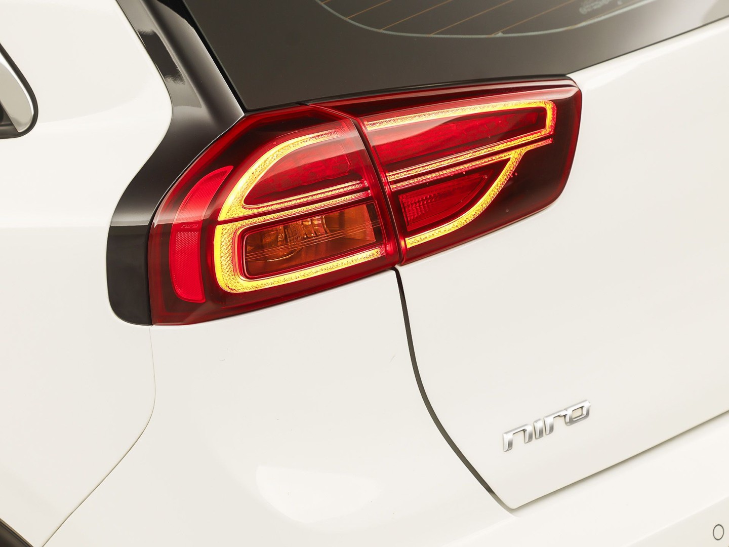 Kia Niro 1.6 GDi PHEV DynamicLine 141Pk Automaat (1e EIGENAAR, APPLE CARPLAY, GROOT NAVI, CAMERA, TREKHAAK, SPORTSTOELEN, ADAPTIVE CRUISE, GETINT GLAS, LEDER, NIEUWSTAAT)