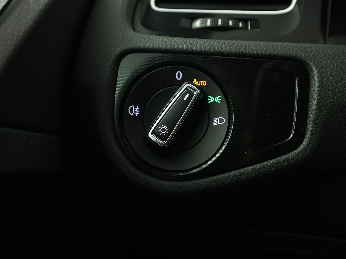 Volkswagen Golf 2.0 TSI GTI 220Pk Automaat (NAVIGATIE, CLIMATE, LEDER, STOELVERWARMING, SPORTSTOELEN, GETINT GLAS, XENON, NIEUWSTAAT)