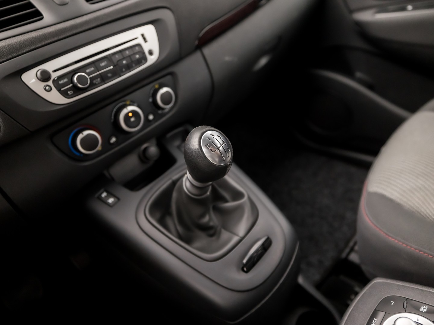 Renault Scénic 1.6 Sport (NAVIGATIE, AIRCO, CRUISE, TREKHAAK, SPORTSTOELEN, NIEUWE APK, NIEUWSTAAT)