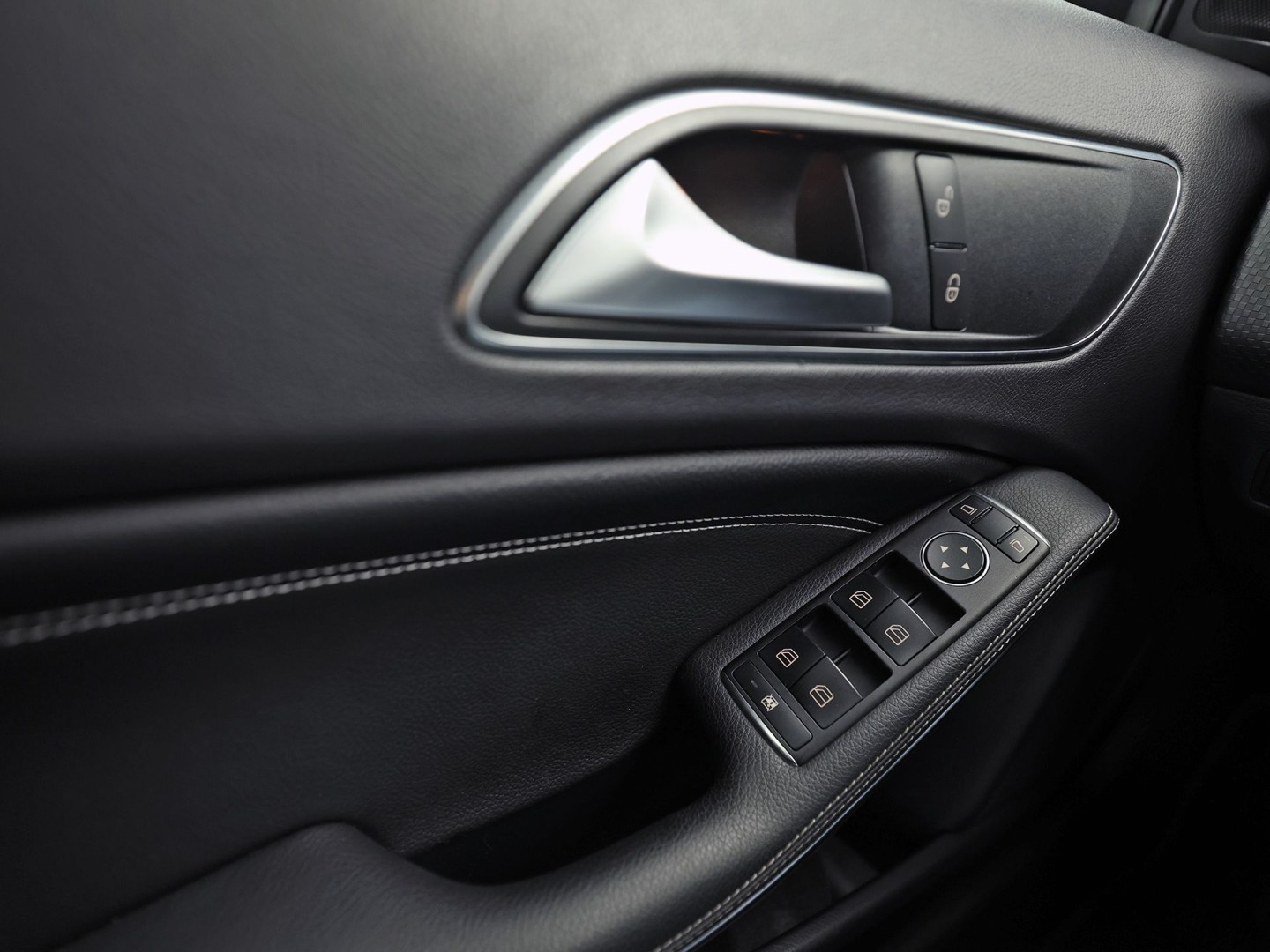 Mercedes-Benz A-Klasse 180 AMG Sport Automaat (NAVIGATIE, LEDER, STOELVERWARMING, SPORTSTOELEN, ZWART HEMEL, PARKEERSENSOREN, TREKHAAK, CRUISE, NIEUWSTAAT)