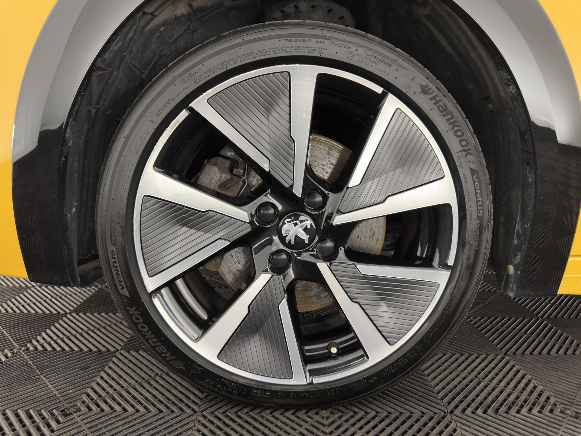 Peugeot e-208 EV GT 350 50 kWh [ 3-Fase ] {SOH-100%} (INCL-BTW) *PANO | FULL-LED | DIGI-COCKPIT | BLINDSPOT | CAMERA | LEATHER-ALCANTARA | AMBIENT-LIGHT | NAVI-FULLMAP | LANE-ASSIST | KEYLESS | DAB | CCS-FASTLOADER | HEATED-SPORTSEATS | 17"ALU*