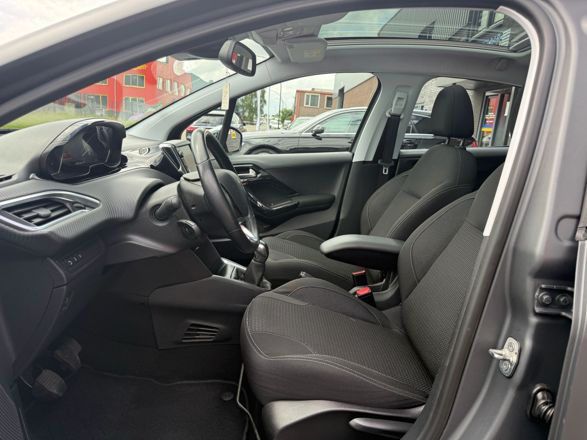 Peugeot 208 1.2 110PK Allure | 2E EIGENAAR | 3/6/12MND GARANTIE | PANO | DAB | CARPLAY | NAVI | CRUISE | JBL | AIRCO | TREKHAAK | MAT |
